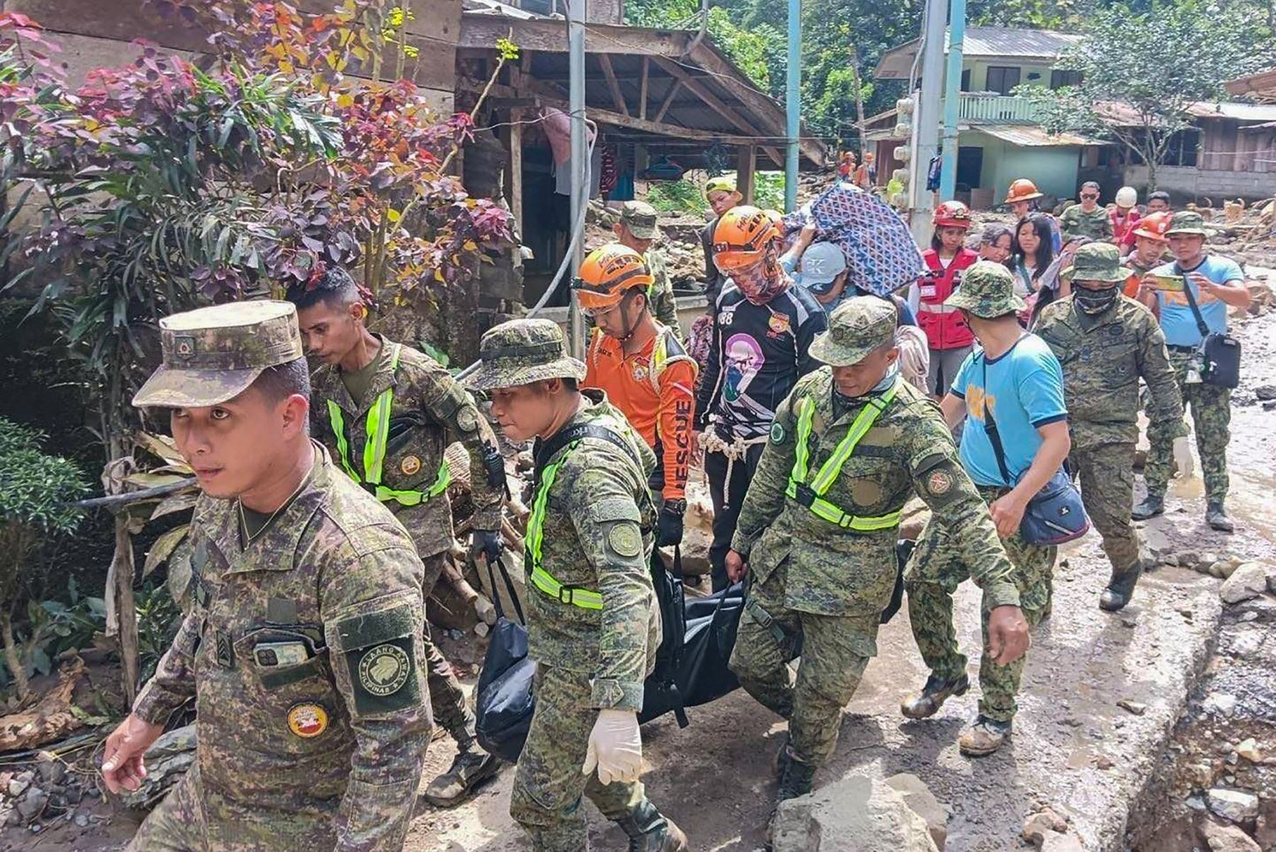 Comando de Mindanao Oriental, Fuerzas Armadas de Filipinas, muestra a los socorristas realizando operaciones de búsqueda y rescate en Maco, Davao de Oro. Al menos 11 personas resultaron heridas cuando un deslizamiento de tierra provocado por la lluvia enterró dos autobuses que recogían a trabajadores de una mina de oro en el sur de Filipinas. Foto: ANDINA/AFP