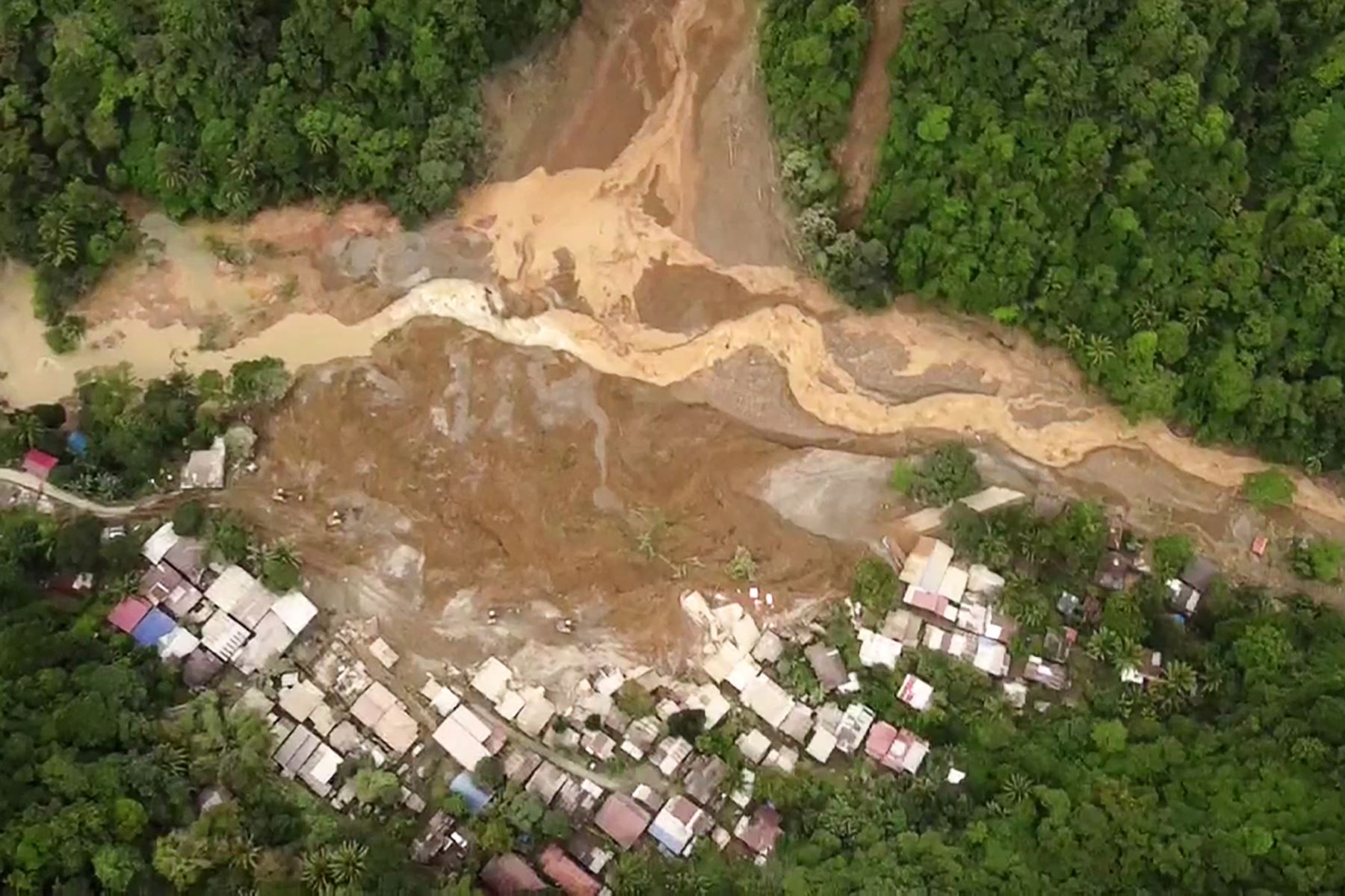 Deslizamiento de tierra en la provincia de Davao de Oro en la isla de Mindanao en el sur de Filipinas. Un deslizamiento de tierra provocado por la lluvia sepultó dos autobuses y casas en una región montañosa del sur de Filipinas. Foto: ANDINA/AFP