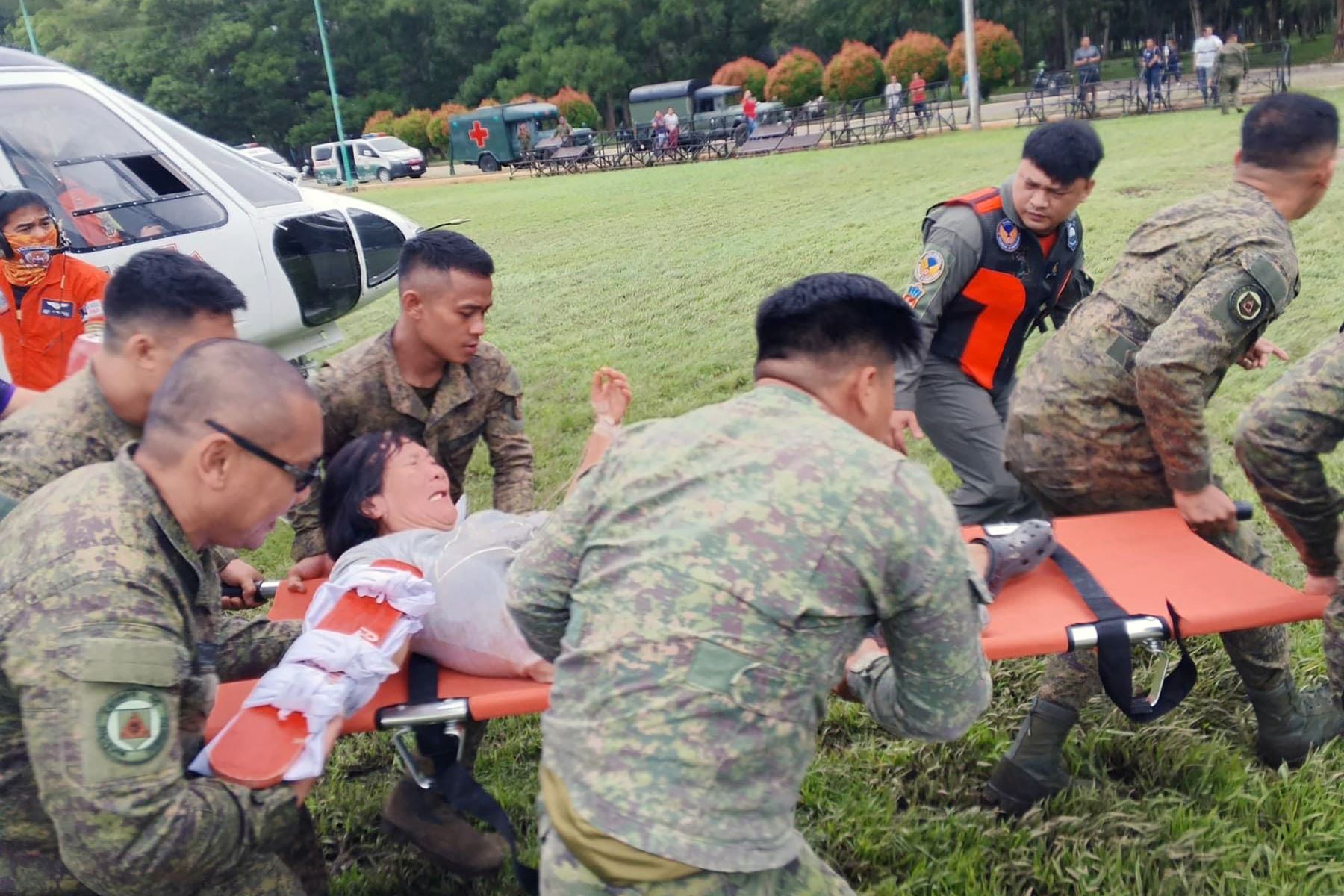 Infantería del Ejército de Filipinas muestra a soldados filipinos trasladando a un sobreviviente de un deslizamiento de tierra de un helicóptero a una ambulancia luego de un vuelo de evacuación médica desde Maco al Centro Médico Regional de Davao en Tagum. Provincia de Dávao del Norte. Un deslizamiento de tierra provocado por la lluvia enterró dos autobuses que recogían a trabajadores de una mina de oro en el sur de Filipinas. FoTo: ANDINA/AFP