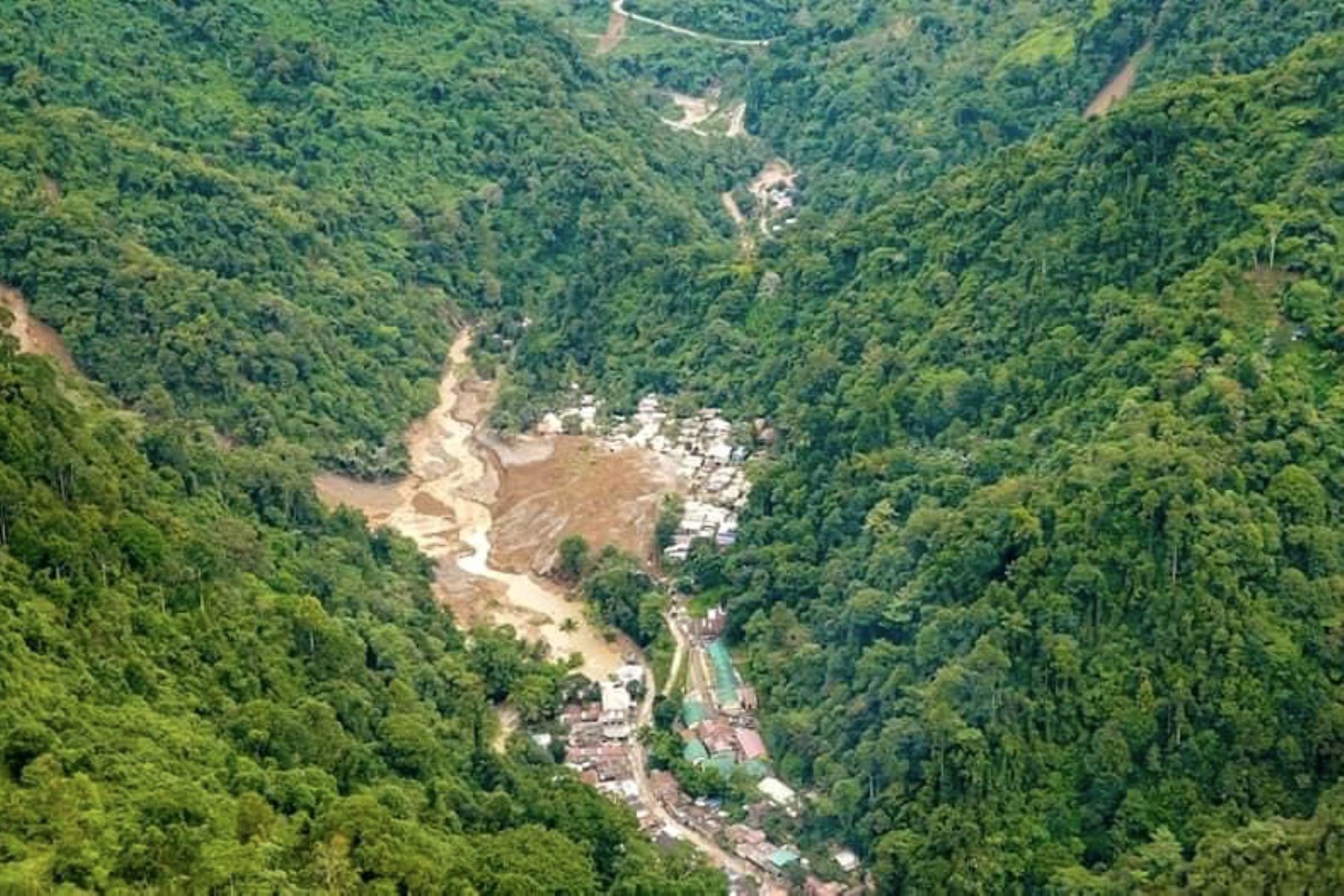 Vista aérea de la aldea afectada por el deslizamiento de tierra en la ciudad de Maco, provincia de Davao de Oro, Filipinas, Un deslizamiento de tierra azotara una aldea minera en la provincia de Davao de Oro, en el sur de Filipinas. Foto: ANDINA/ EFE