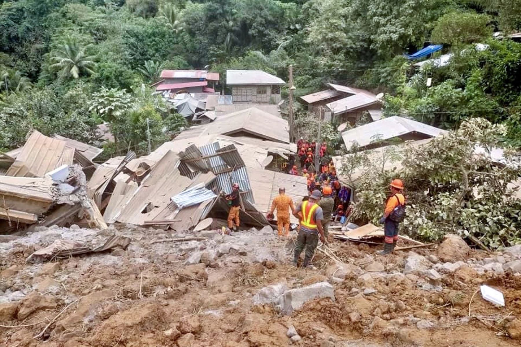 Rescatistas trabajando mientras continúan una operación de búsqueda en una aldea afectada por un deslizamiento de tierra en la ciudad de Maco, provincia de Davao de Oro. Filipinas, Un deslizamiento de tierra azotara una aldea minera en la provincia de Davao de Oro, en el sur de Filipinas. Foto: ANDINA/EFE