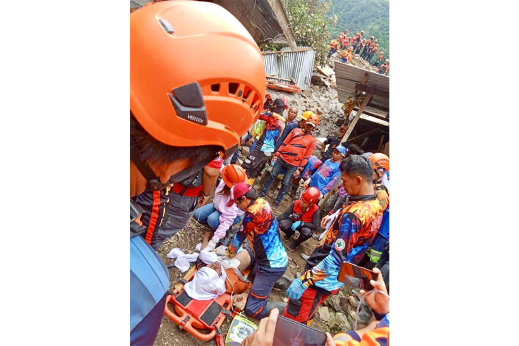 Rescatistas brindando asistencia médica a una víctima en una aldea afectada por un deslizamiento de tierra en la ciudad de Maco, provincia de Davao de Oro, Filipinas, Un deslizamiento de tierra azotara una aldea minera en la provincia de Davao de Oro, en el sur de Filipinas. Foto: ANDINA/ EFE