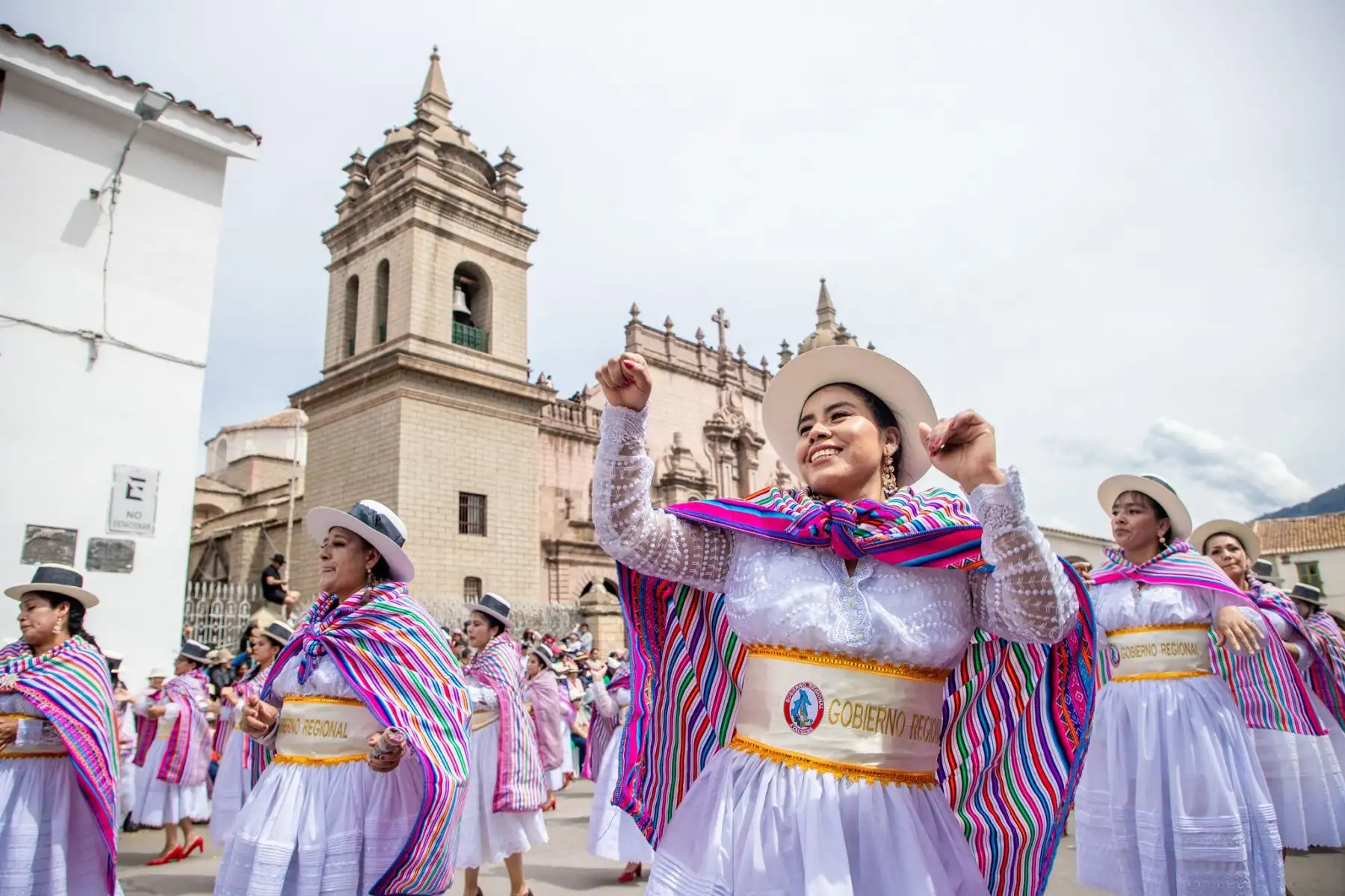 Así se vivió el primer día del carnaval ayacuchano. Autoridades, funcionarios y trabajadores se confundieron entre tinyas, charangos y quenas, al ritmo del carnaval del Bicentenario. ¡Chayraq, chayraq!. Foto: ANDINA/Gobierno Regional de Ayacucho