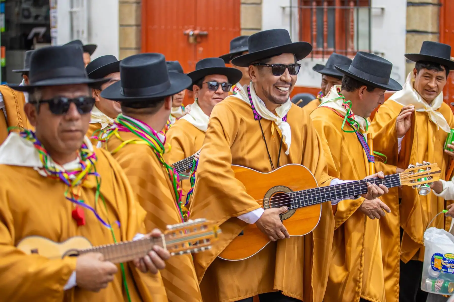 Así se vivió el primer día del carnaval ayacuchano. Autoridades, funcionarios y trabajadores se confundieron entre tinyas, charangos y quenas, al ritmo del carnaval del Bicentenario. ¡Chayraq, chayraq!. Foto: ANDINA/Gobierno Regional de Ayacucho
