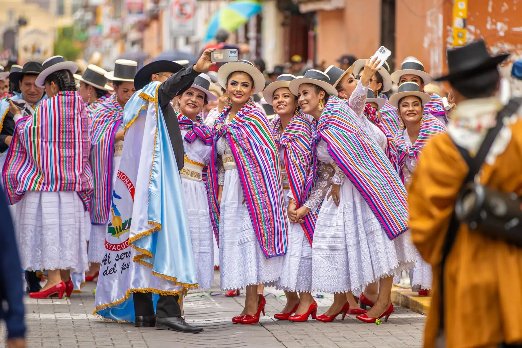 Así se vivió el primer día del carnaval ayacuchano. Autoridades, funcionarios y trabajadores se confundieron entre tinyas, charangos y quenas, al ritmo del carnaval del Bicentenario. ¡Chayraq, chayraq!. Foto: ANDINA/Gobierno Regional de Ayacucho