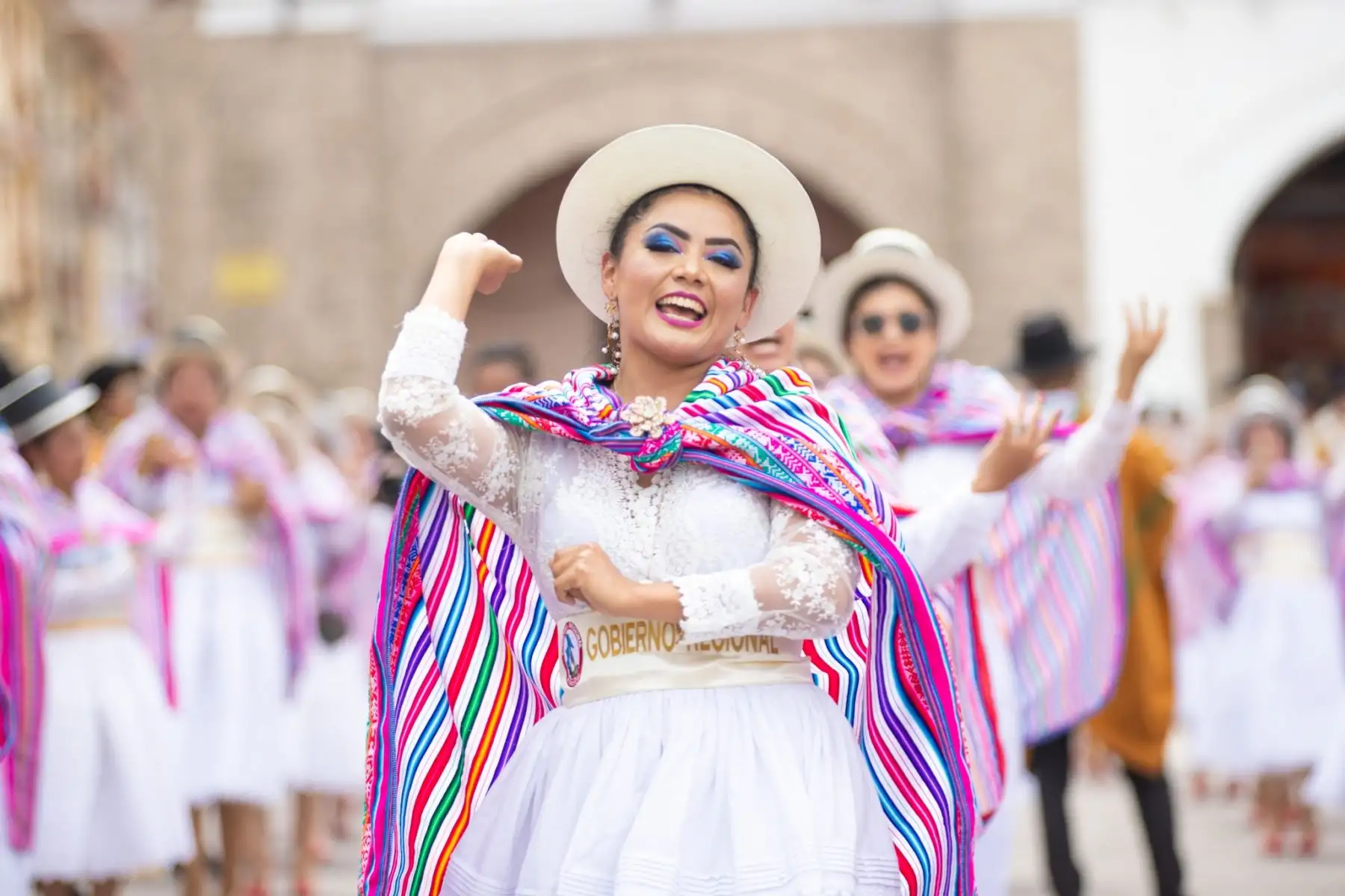 Así se vivió el primer día del carnaval ayacuchano. Autoridades, funcionarios y trabajadores se confundieron entre tinyas, charangos y quenas, al ritmo del carnaval del Bicentenario. ¡Chayraq, chayraq!. Foto: ANDINA/Gobierno Regional de Ayacucho