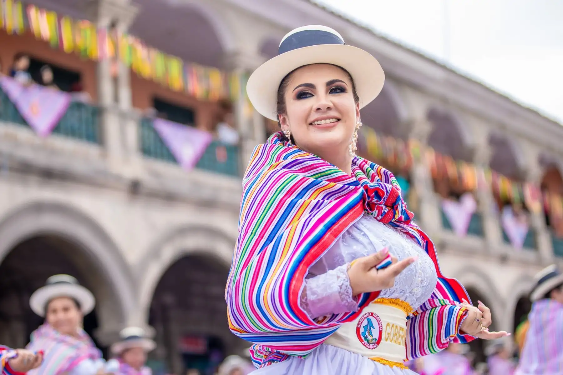 Así se vivió el primer día del carnaval ayacuchano. Autoridades, funcionarios y trabajadores se confundieron entre tinyas, charangos y quenas, al ritmo del carnaval del Bicentenario. ¡Chayraq, chayraq!. Foto: ANDINA/Gobierno Regional de Ayacucho