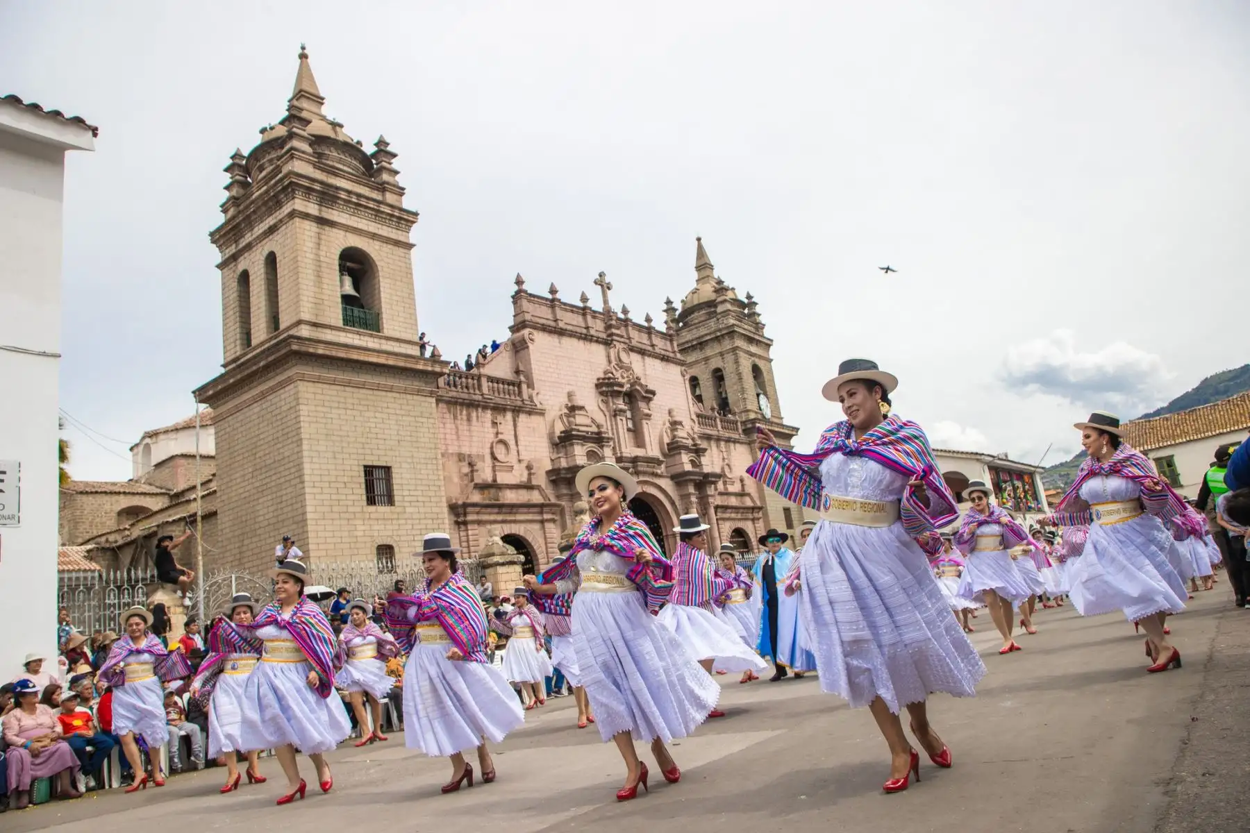 Así se vivió el primer día del carnaval ayacuchano. Autoridades, funcionarios y trabajadores se confundieron entre tinyas, charangos y quenas, al ritmo del carnaval del Bicentenario. ¡Chayraq, chayraq!. Foto: ANDINA/Gobierno Regional de Ayacucho