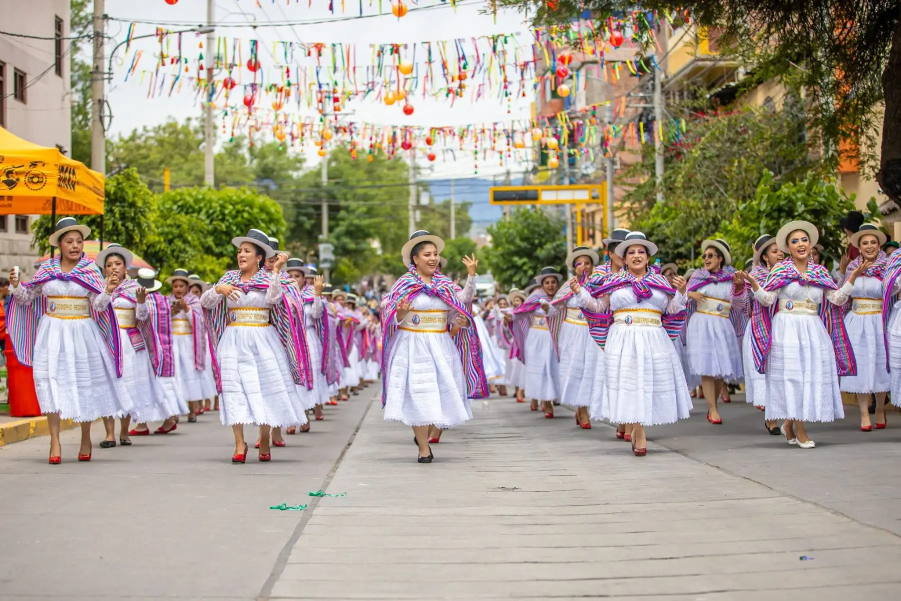 Así se vivió el primer día del carnaval ayacuchano. Autoridades, funcionarios y trabajadores se confundieron entre tinyas, charangos y quenas, al ritmo del carnaval del Bicentenario. ¡Chayraq, chayraq!. Foto: ANDINA/Gobierno Regional de Ayacucho