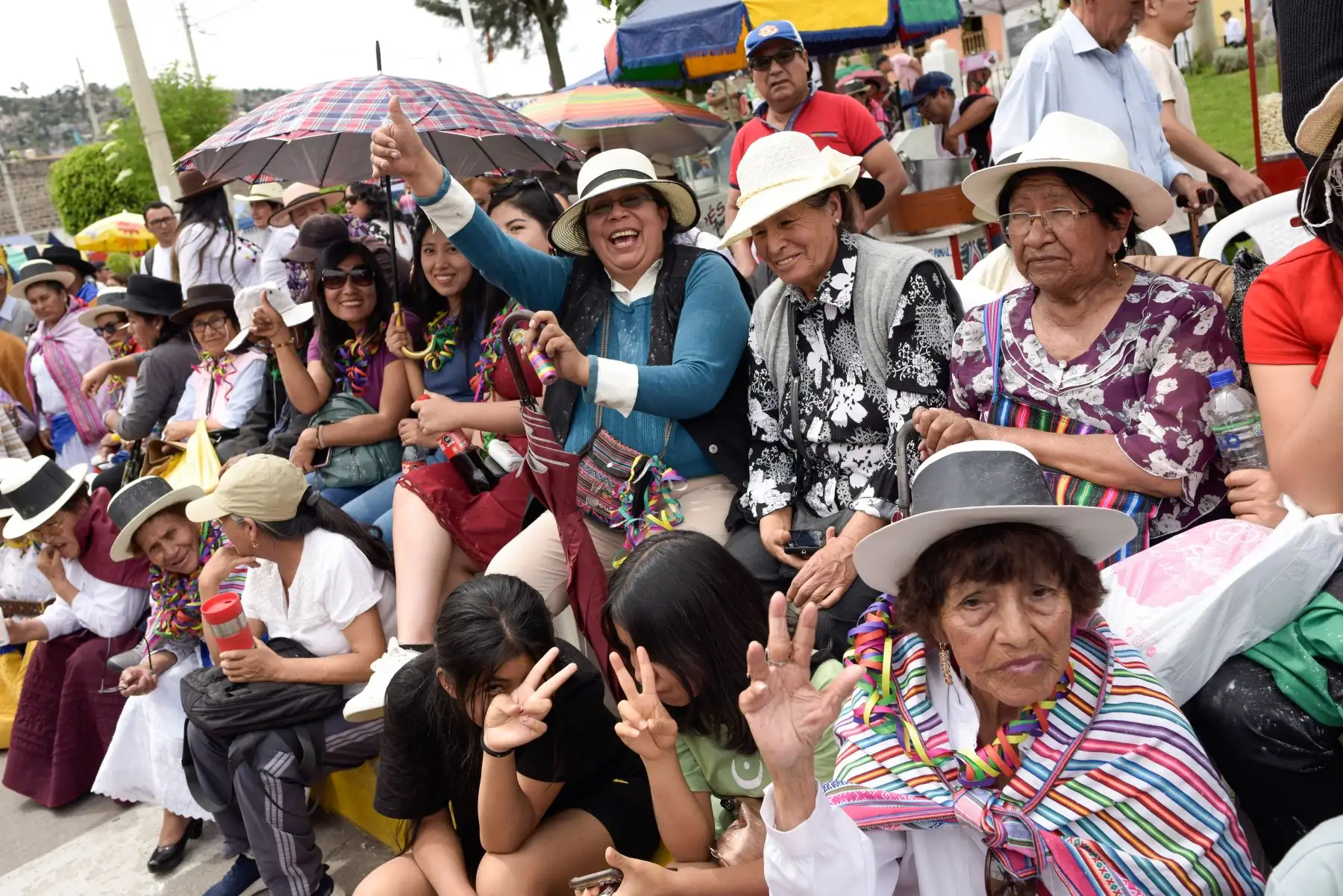 Así se vivió el primer día del carnaval ayacuchano. Autoridades, funcionarios y trabajadores se confundieron entre tinyas, charangos y quenas, al ritmo del carnaval del Bicentenario. ¡Chayraq, chayraq!. Ayacuchano 2024. Foto: ANDINA/ Proyecto Bicentinario 22024