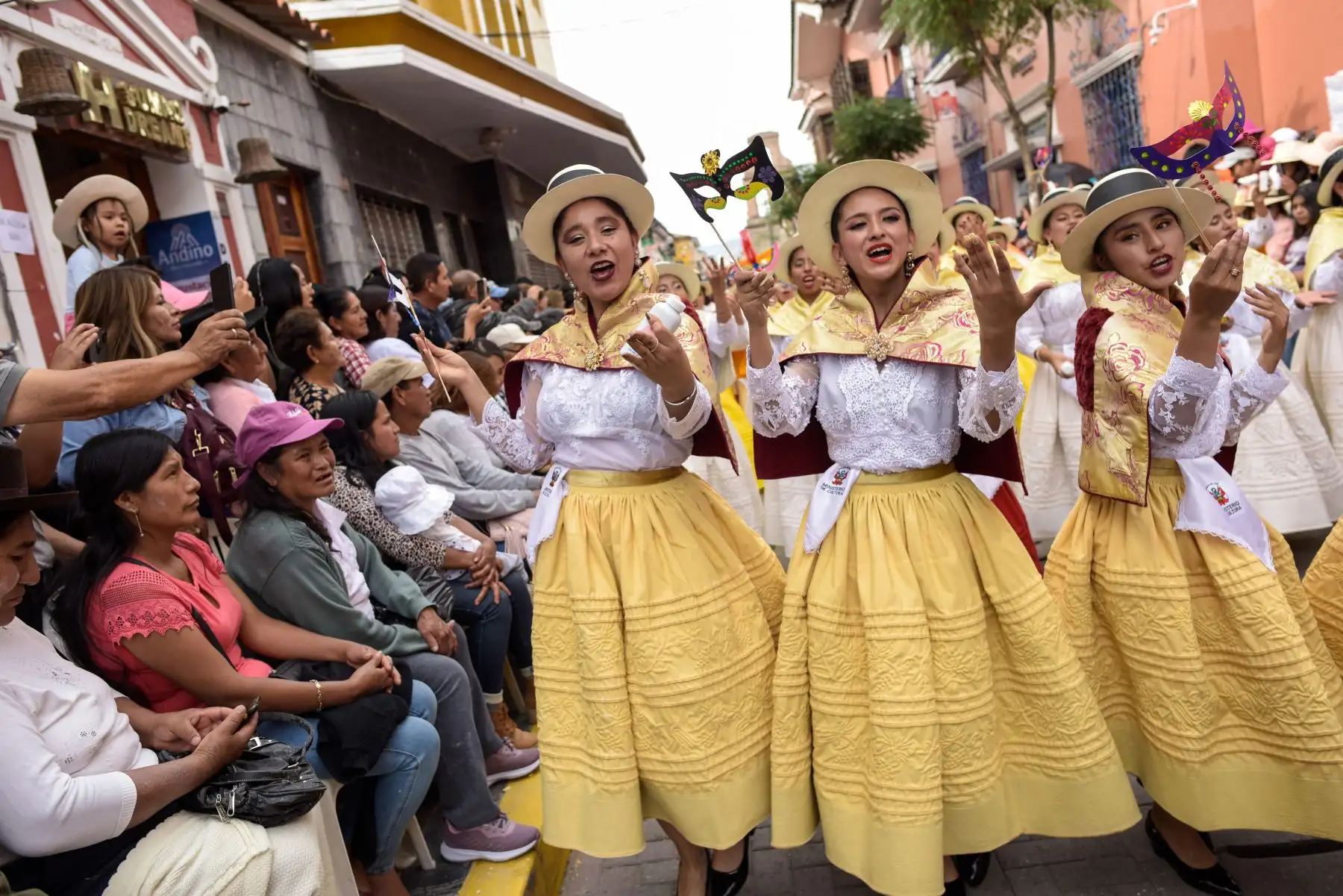 Así se vivió el primer día del carnaval ayacuchano. Autoridades, funcionarios y trabajadores se confundieron entre tinyas, charangos y quenas, al ritmo del carnaval del Bicentenario. ¡Chayraq, chayraq!. Ayacuchano 2024. Foto: ANDINA/ Proyecto Bicentinario 22024