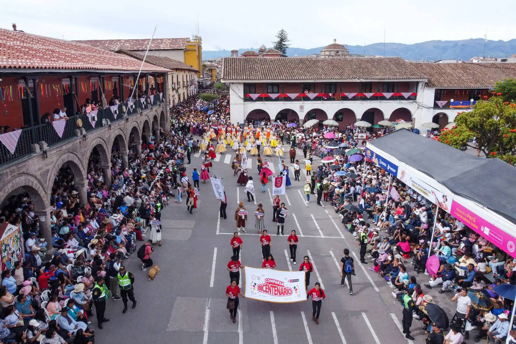 Así se vivió el primer día del carnaval ayacuchano. Autoridades, funcionarios y trabajadores se confundieron entre tinyas, charangos y quenas, al ritmo del carnaval del Bicentenario. ¡Chayraq, chayraq!. Ayacuchano 2024. Foto: ANDINA/ Proyecto Bicentinario 22024