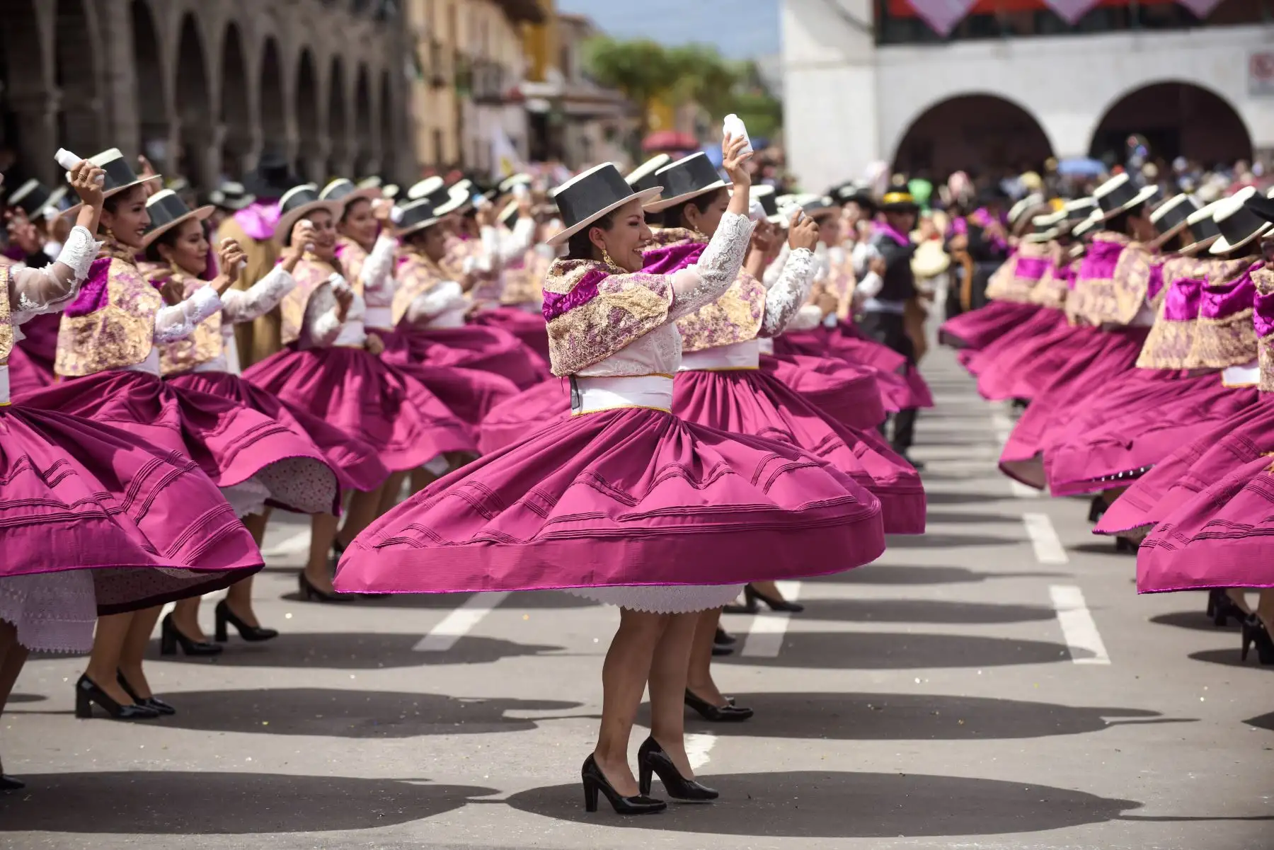 Así se vivió el primer día del carnaval ayacuchano. Autoridades, funcionarios y trabajadores se confundieron entre tinyas, charangos y quenas, al ritmo del carnaval del Bicentenario. ¡Chayraq, chayraq!. Ayacuchano 2024. Foto: ANDINA/ Proyecto Bicentinario 22024