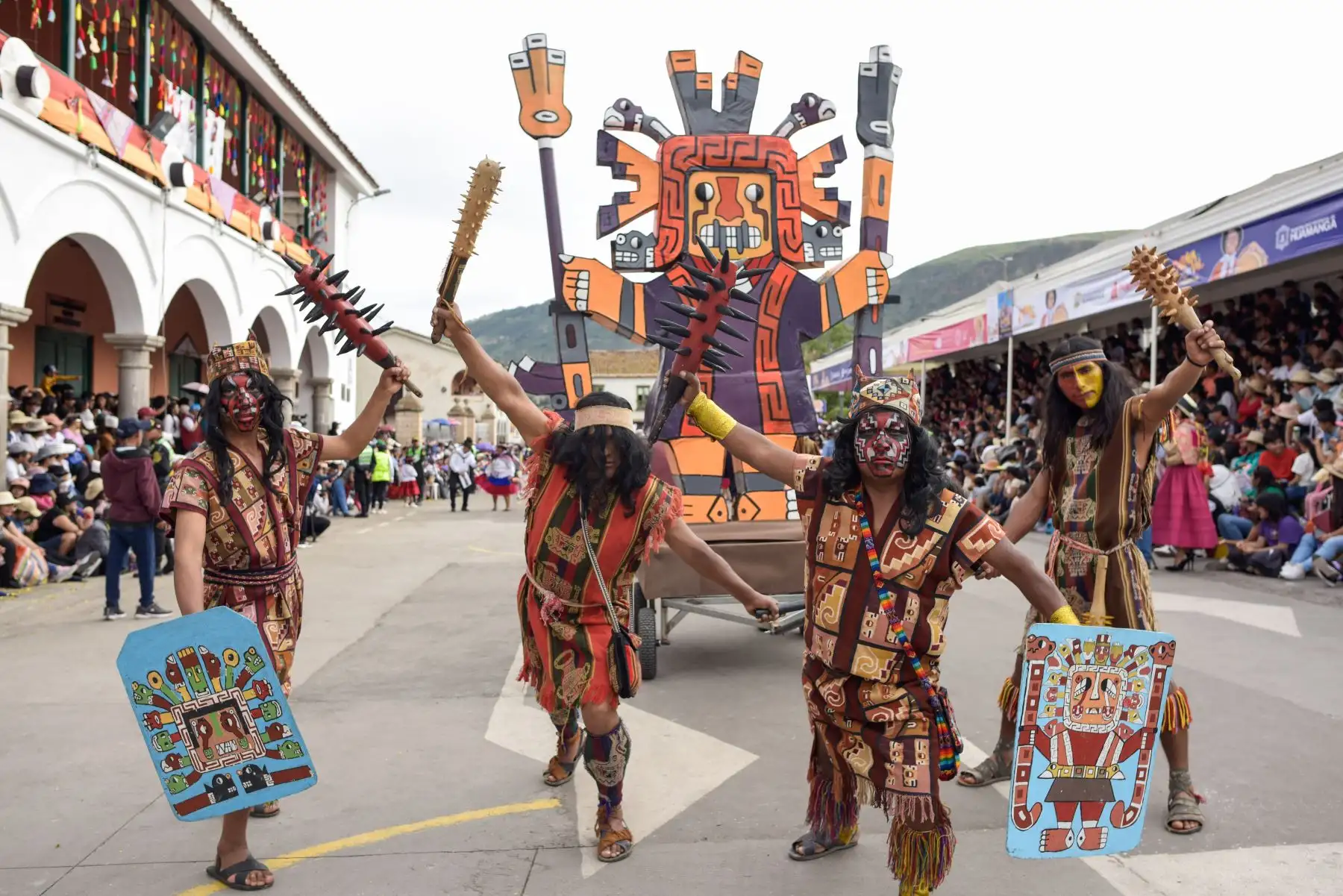 Así se vivió el primer día del carnaval ayacuchano. Autoridades, funcionarios y trabajadores se confundieron entre tinyas, charangos y quenas, al ritmo del carnaval del Bicentenario. ¡Chayraq, chayraq!. Ayacuchano 2024. Foto: ANDINA/ Proyecto Bicentinario 22024
