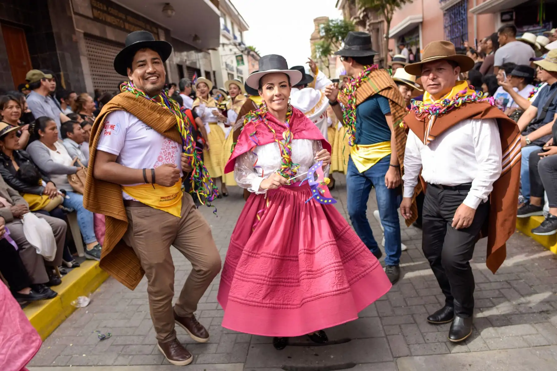 Así se vivió el primer día del carnaval ayacuchano. Autoridades, funcionarios y trabajadores se confundieron entre tinyas, charangos y quenas, al ritmo del carnaval del Bicentenario. ¡Chayraq, chayraq!. Ayacuchano 2024. Foto: ANDINA/ Proyecto Bicentinario 22024