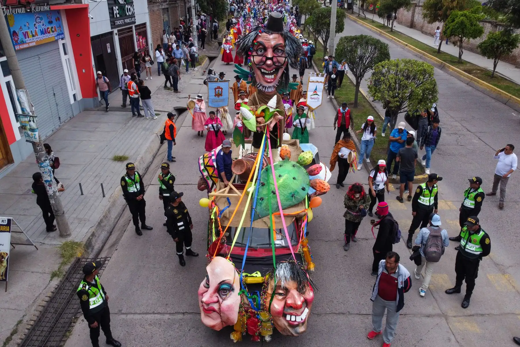 Así se vivió el primer día del carnaval ayacuchano. Autoridades, funcionarios y trabajadores se confundieron entre tinyas, charangos y quenas, al ritmo del carnaval del Bicentenario. ¡Chayraq, chayraq!. Ayacuchano 2024. Foto: ANDINA/ Proyecto Bicentinario 22024