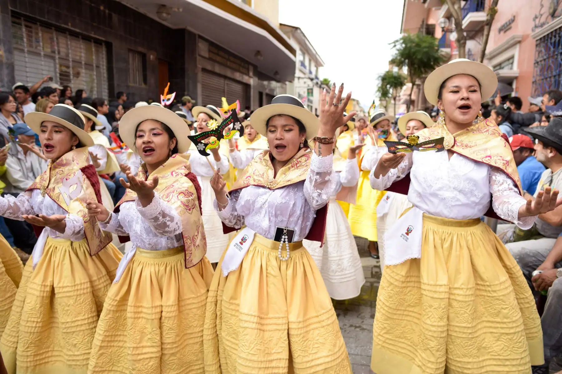 Así se vivió el primer día del carnaval ayacuchano. Autoridades, funcionarios y trabajadores se confundieron entre tinyas, charangos y quenas, al ritmo del carnaval del Bicentenario. ¡Chayraq, chayraq!. Ayacuchano 2024. Foto: ANDINA/ Proyecto Bicentinario 22024