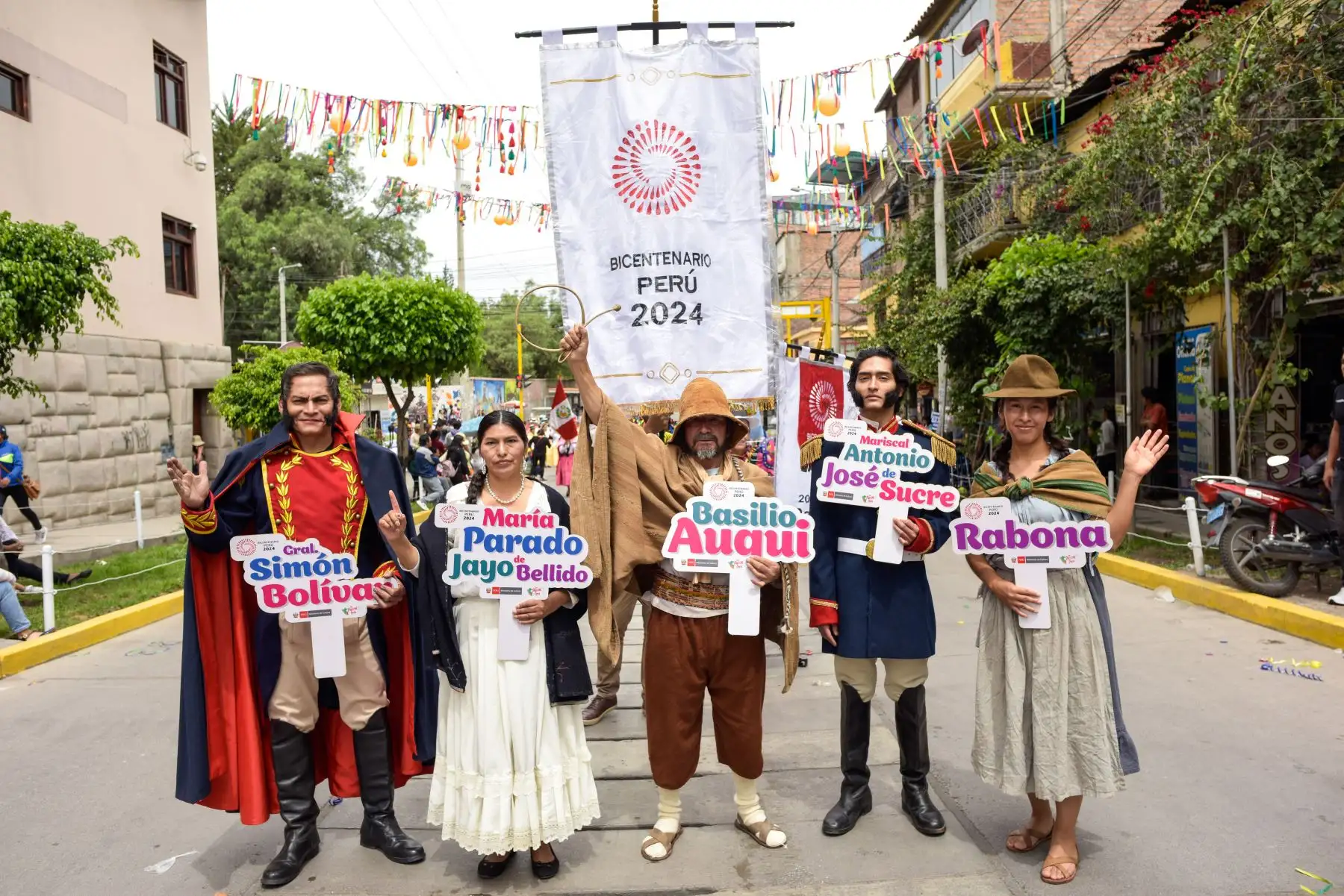 Así se vivió el primer día del carnaval ayacuchano. Autoridades, funcionarios y trabajadores se confundieron entre tinyas, charangos y quenas, al ritmo del carnaval del Bicentenario. ¡Chayraq, chayraq!. Ayacuchano 2024. Foto: ANDINA/ Proyecto Bicentinario 22024