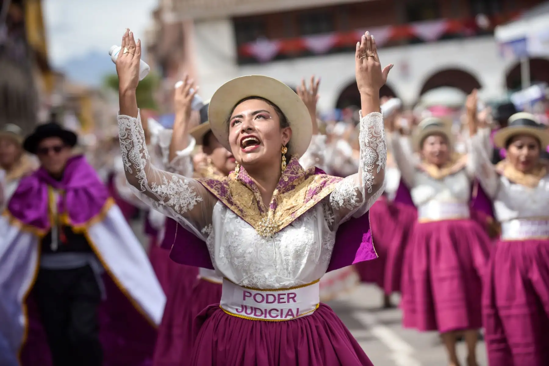 Así se vivió el primer día del carnaval ayacuchano. Autoridades, funcionarios y trabajadores se confundieron entre tinyas, charangos y quenas, al ritmo del carnaval del Bicentenario. ¡Chayraq, chayraq!. Ayacuchano 2024. Foto: ANDINA/ Proyecto Bicentinario 22024