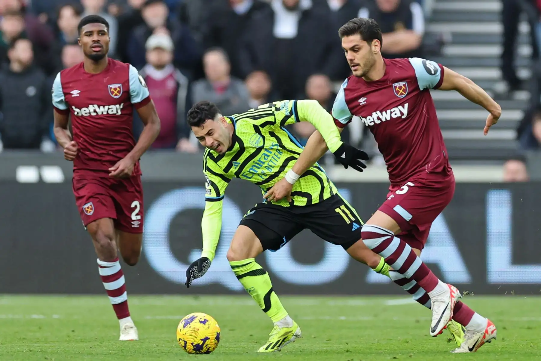 El mediocampista brasileño del Arsenal  Gabriel Martinelli  compite con el defensor griego del West Ham United Konstantinos Mavropanos durante el partido de fútbol de la Premier League inglesa entre West Ham United y Arsenal en el London Stadium, en Londres. Foto. ANDINA/ AFP