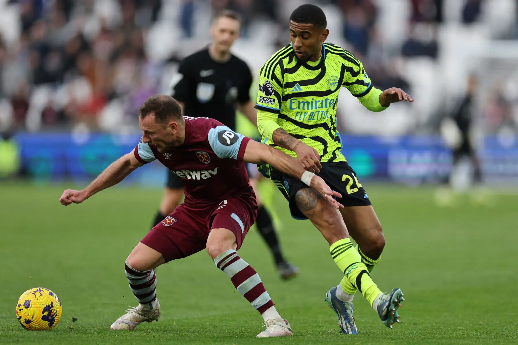 El defensor checo del West Ham United  Vladimir Coufal  compite con el centrocampista inglés del Arsenal 24 Reiss Nelson durante el partido de fútbol de la Premier League inglesa entre West Ham United y Arsenal en el London Stadium, en Londres. Foto: ANDINA/ AFP