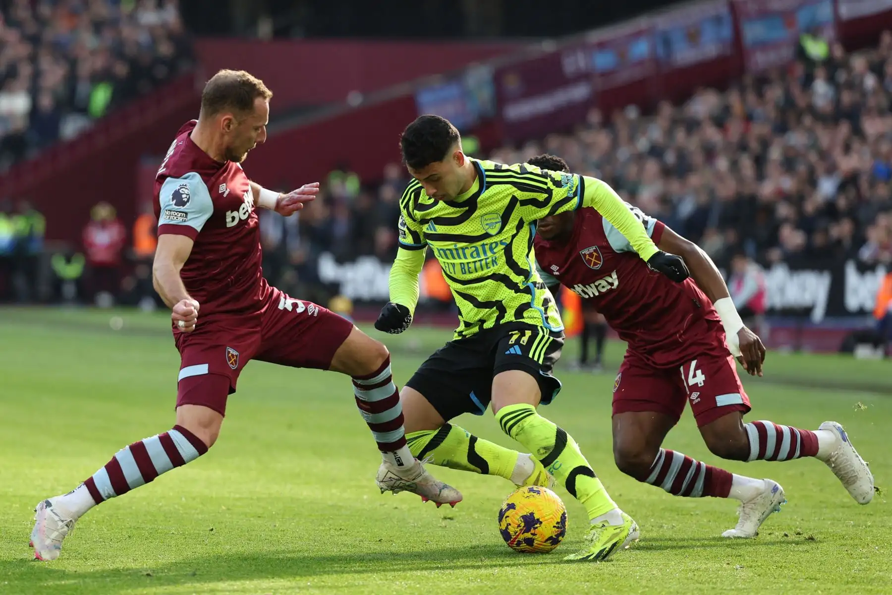 El centrocampista brasileño del Arsenal  Gabriel Martinelli compite con el defensor checo del West Ham United Vladimir Coufal y el centrocampista ghanés del West Ham United  Mohammed Kudus durante el partido de fútbol de la Liga Premier inglesa entre West Ham United y Arsenal en el London Stadium, en Londres. Foto: ANDINA/AFP