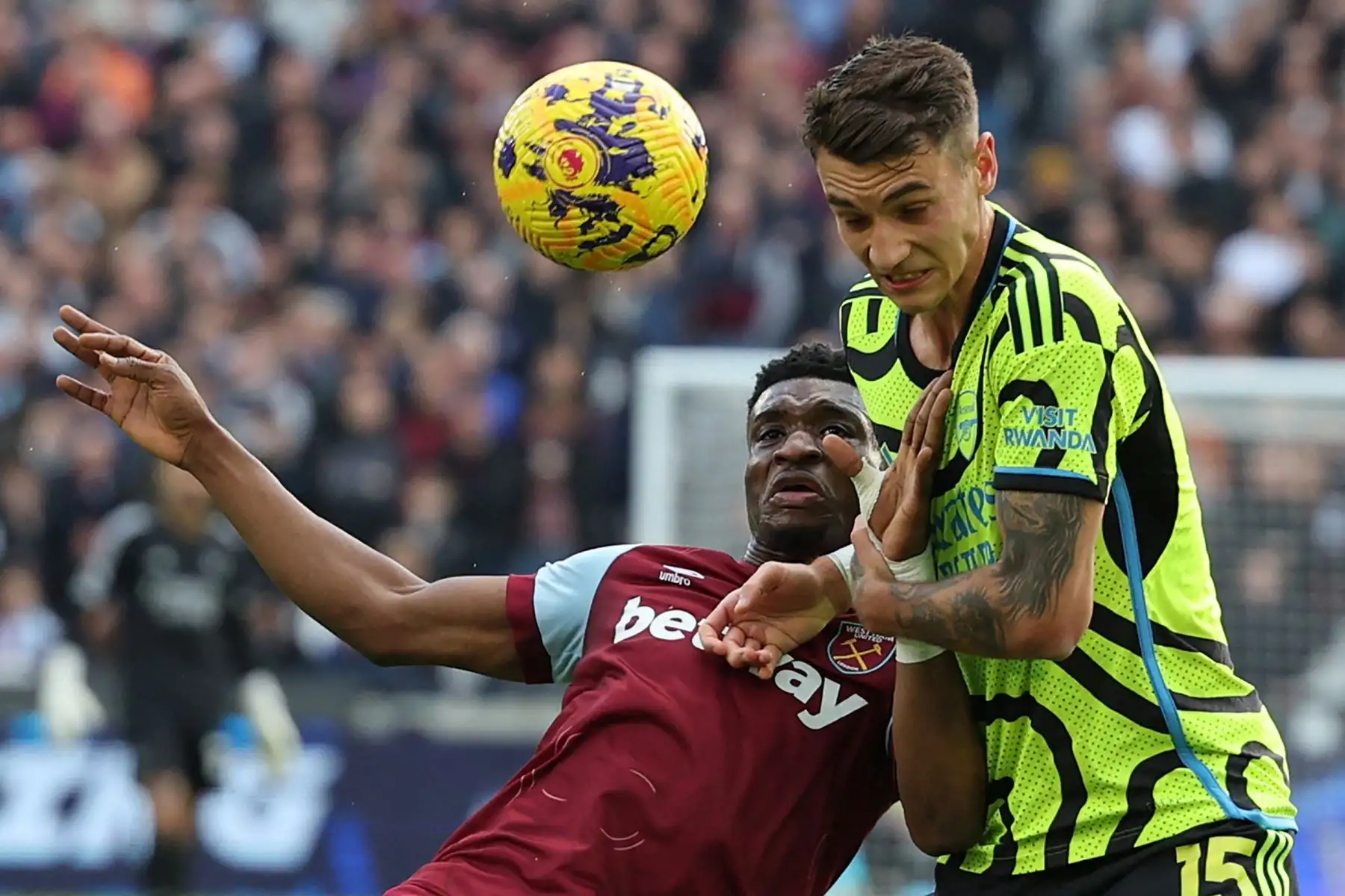 El centrocampista ghanés del West Ham United Mohammed Kudus compite con el defensor polaco del Arsenal Jakub Kiwior durante el partido de fútbol de la Premier League inglesa entre West Ham United y Arsenal en el London Stadium, en Londres. Foto : ANDINA/AFP