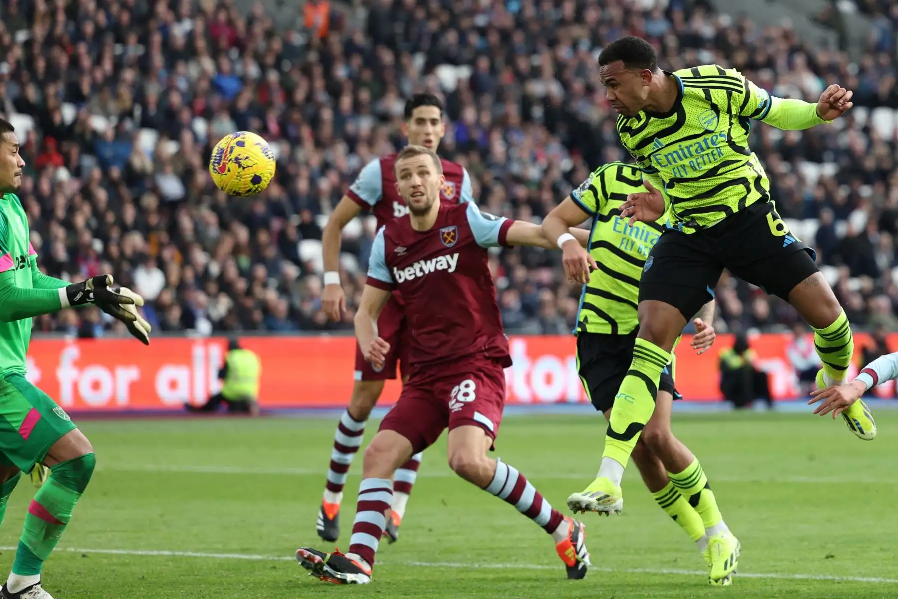 El defensa brasileño del Arsenal Gabriel Magalhaes marca su tercer gol durante el partido de fútbol de la Premier League inglesa entre West Ham United y Arsenal en el London Stadium, en Londres. Foto: ANDINA/AFP