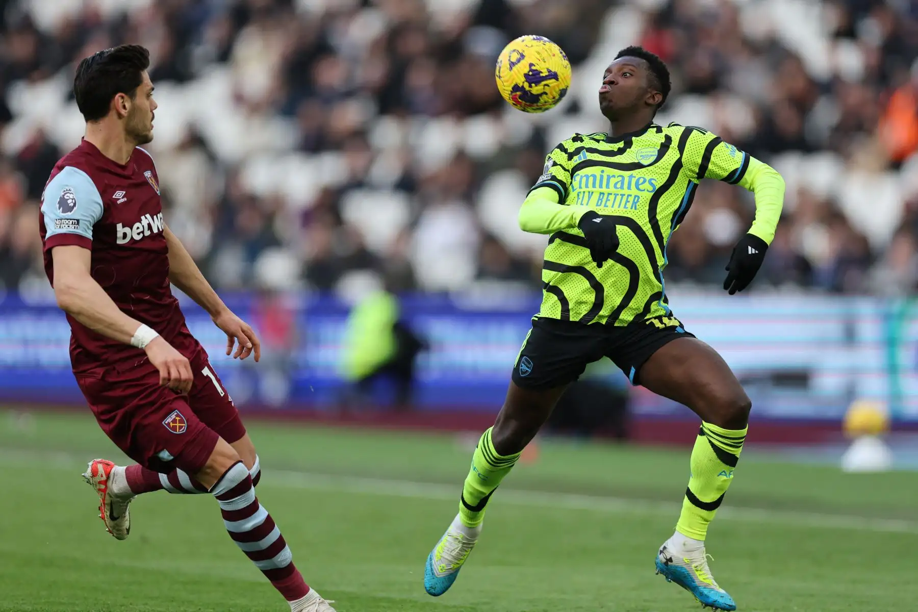 El delantero inglés del Arsenal Eddie Nketiah  compite con el defensor griego del West Ham United Konstantinos Mavropanos durante el partido de fútbol de la Premier League inglesa entre West Ham United y Arsenal en el London Stadium, en Londres. Foto: ANDINA/ AFP