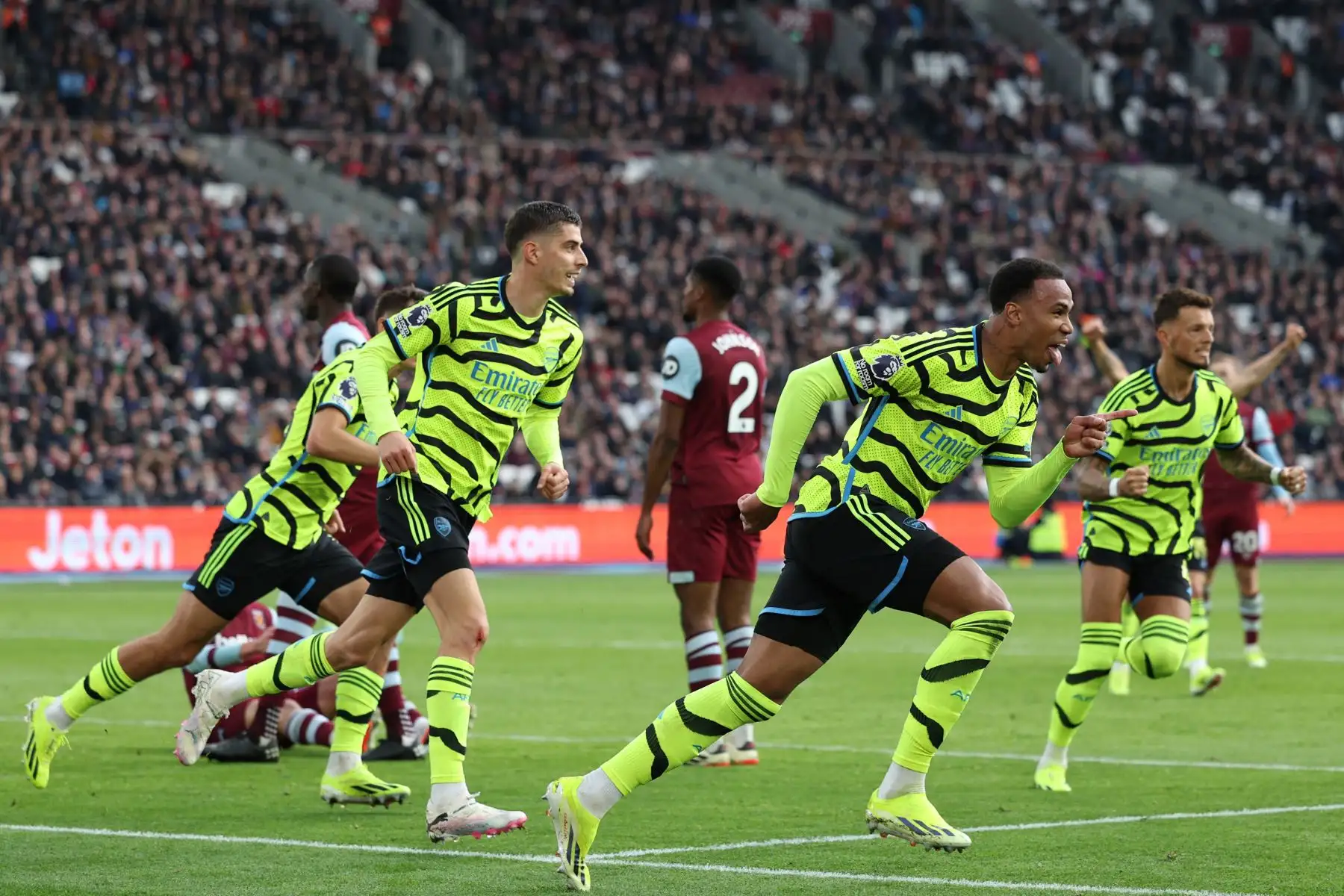 El defensor brasileño del Arsenal Gabriel Magalhaes celebra después de marcar su tercer gol durante el partido de fútbol de la Premier League inglesa entre West Ham United y Arsenal en el London Stadium, en Londres. Foto. ANDINA/AFP