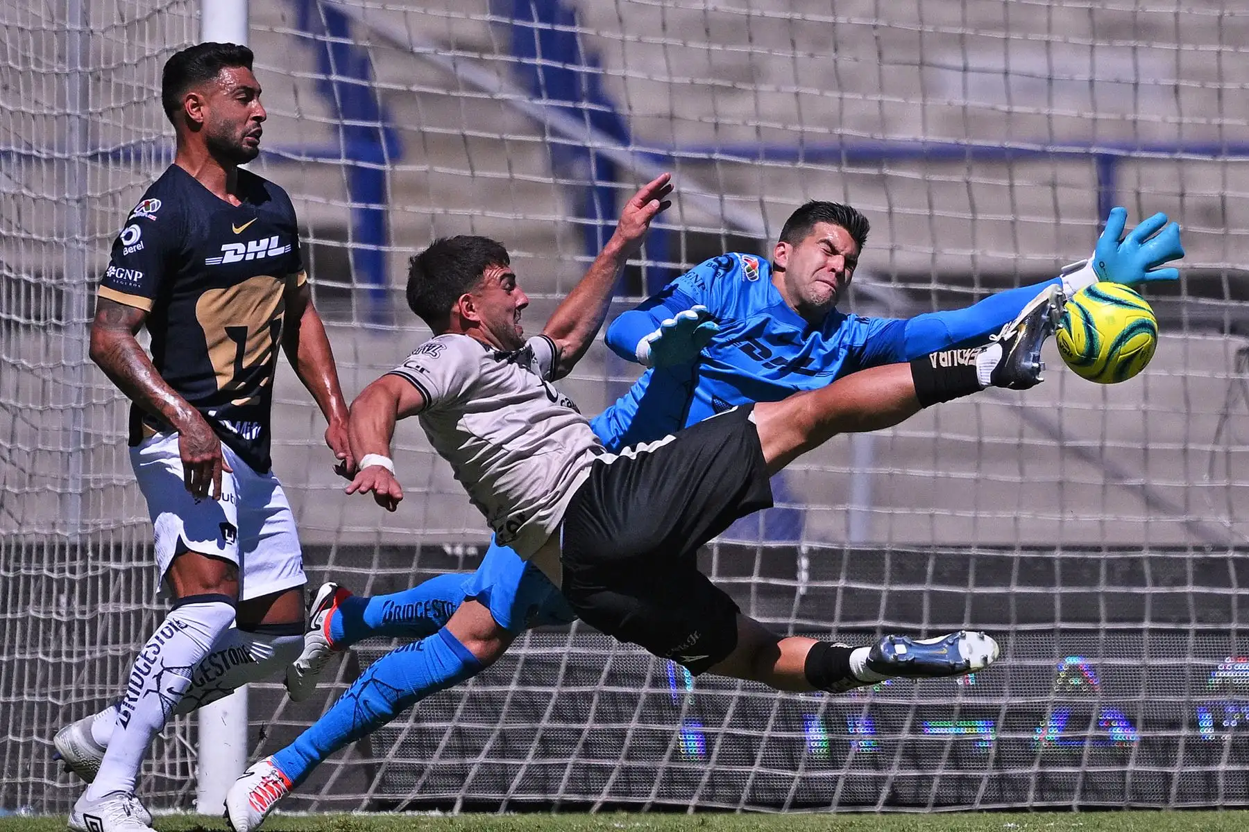 Lucas Cavallini  de Puebla y el portero de Pumas Julio Gonzales  luchan por el balón durante su partido del torneo Clausura mexicano 2024 en el estadio Olímpico Universitario de la Ciudad de México.
Foto: AFP