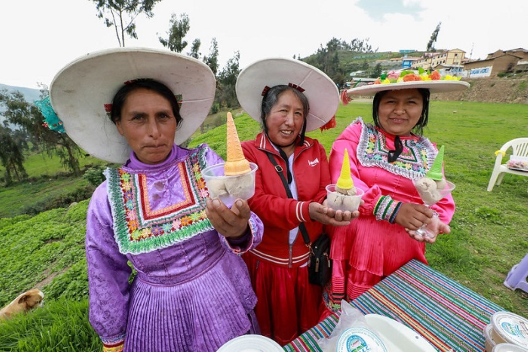 Este emprendimiento nació de una idea de  las primas Alejandra Collazos (57), Analy Espada (23) y Johana Collazos (48).