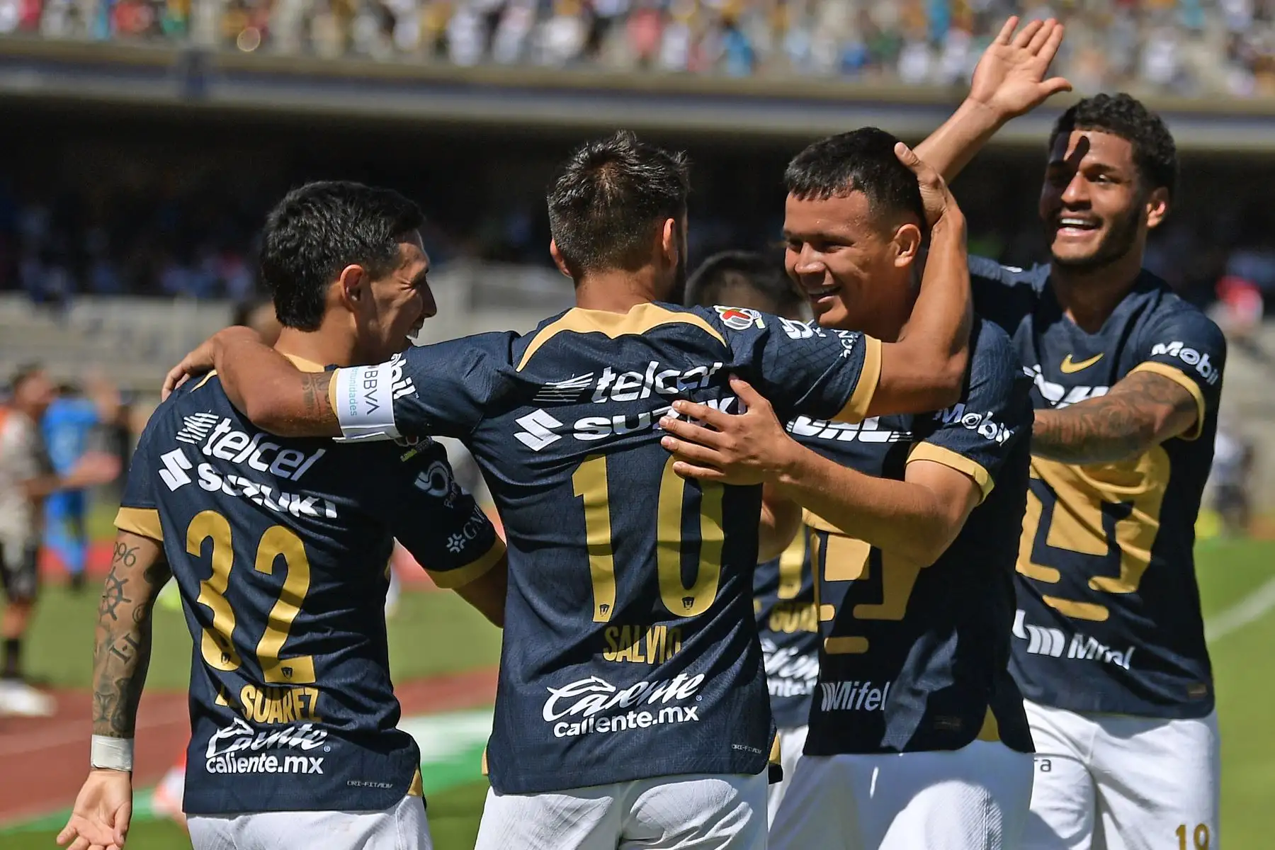 Los jugadores de Pumas celebran después de que Ali Ávila anotara el primer gol durante el partido del torneo Clausura mexicano 2024 contra Puebla en el estadio Olímpico Universitario de la Ciudad de México.
Foto: AFP