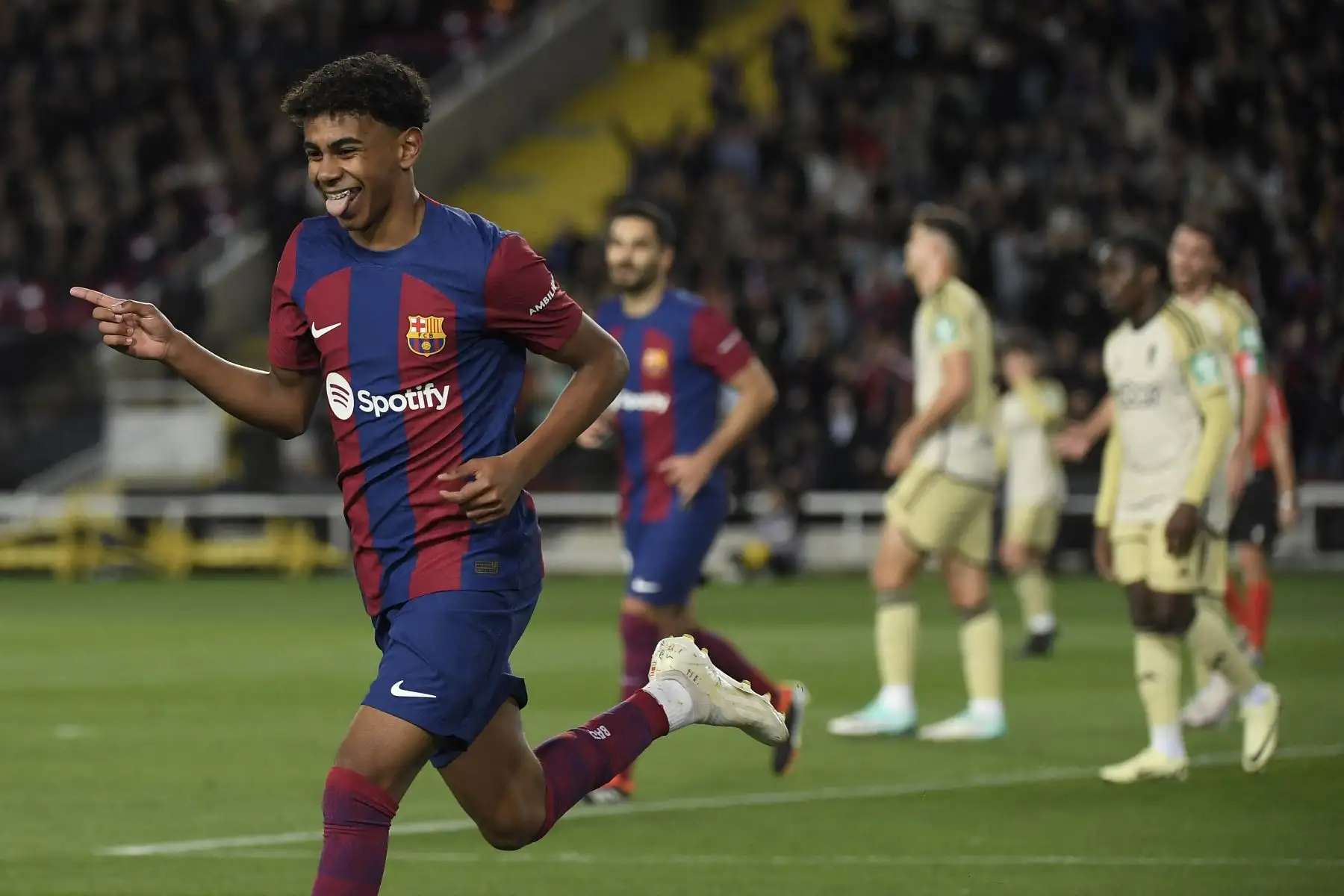 El delantero español del Barcelona, Lamine Yamal celebra marcar el gol inicial durante el partido de fútbol de la liga española entre el FC Barcelona y el Granada FC en el Estadi Olimpic Lluis Companys de Barcelona.
Foto: AFP