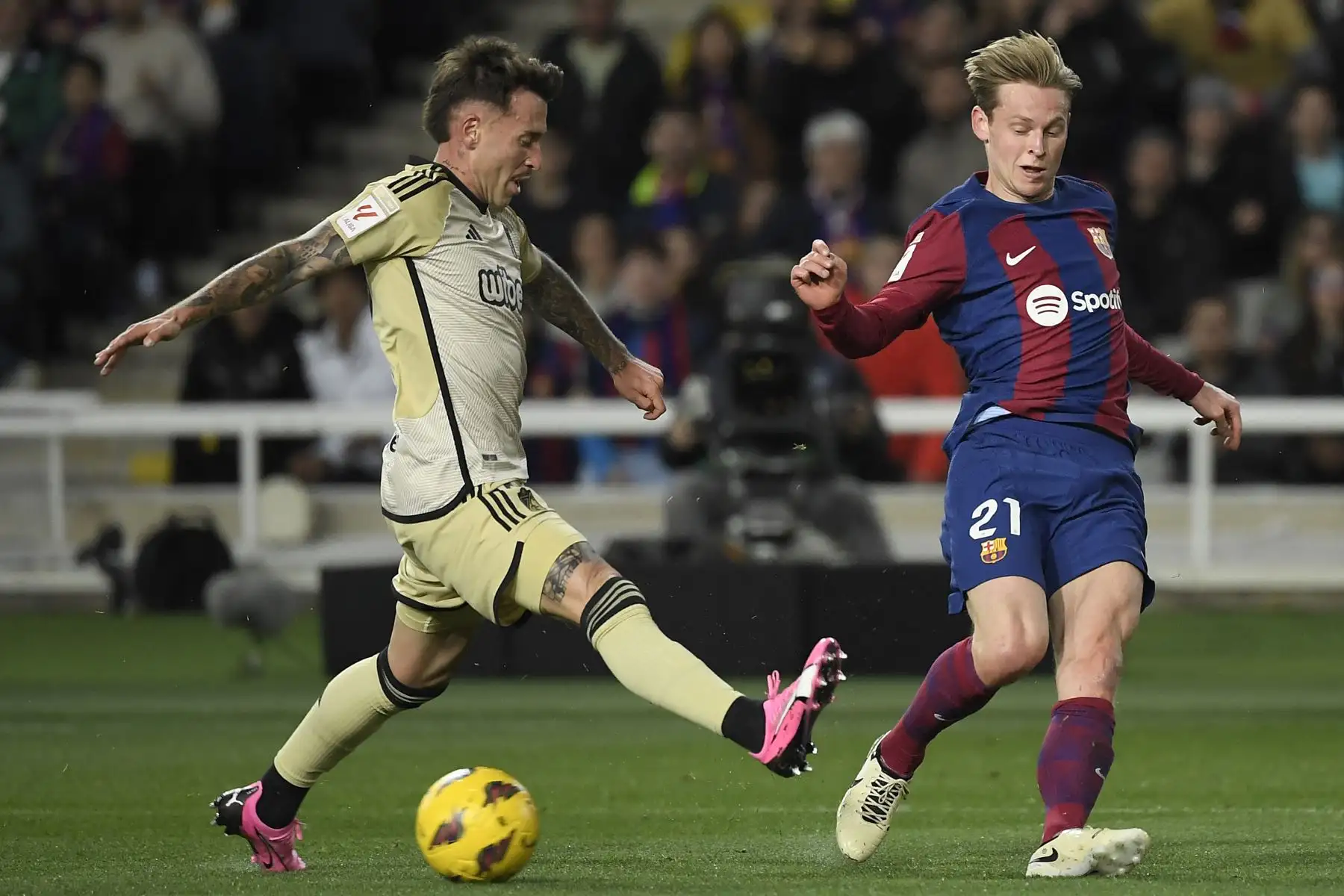 El defensor español del Granada, Ricard Sanchez  y el mediocampista holandés del Barcelona, Frenkie de Jong compiten por el balón durante el partido de fútbol de la liga española entre el FC Barcelona y el Granada FC en el Estadi Olimpic Lluis Companys de Barcelona.
Foto: AFP