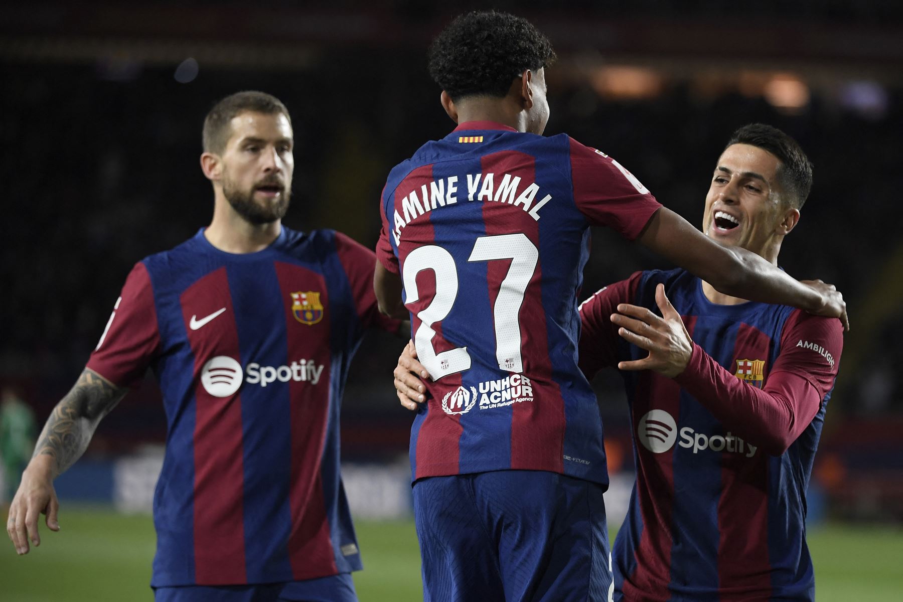 El delantero español del Barcelona, Lamine Yamal celebra marcar el gol inicial durante el partido de fútbol de la liga española entre el FC Barcelona y el Granada FC en el Estadi Olimpic Lluis Companys de Barcelona.
Foto: AFP