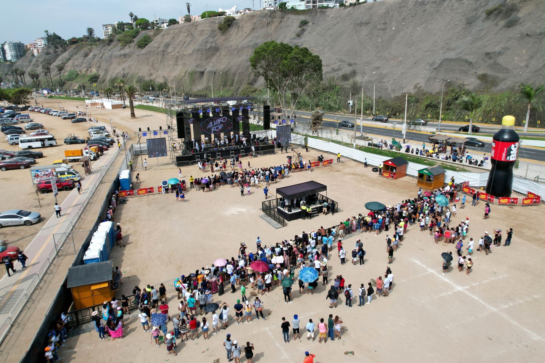 En la explanada colindante a la playa Agua Dulce de Chorrillos se realiza un concierto de música tropical, con la participación de populares artistas de salsa y cumbia peruana. Foto: ANDINA/Daniel Bracamonte