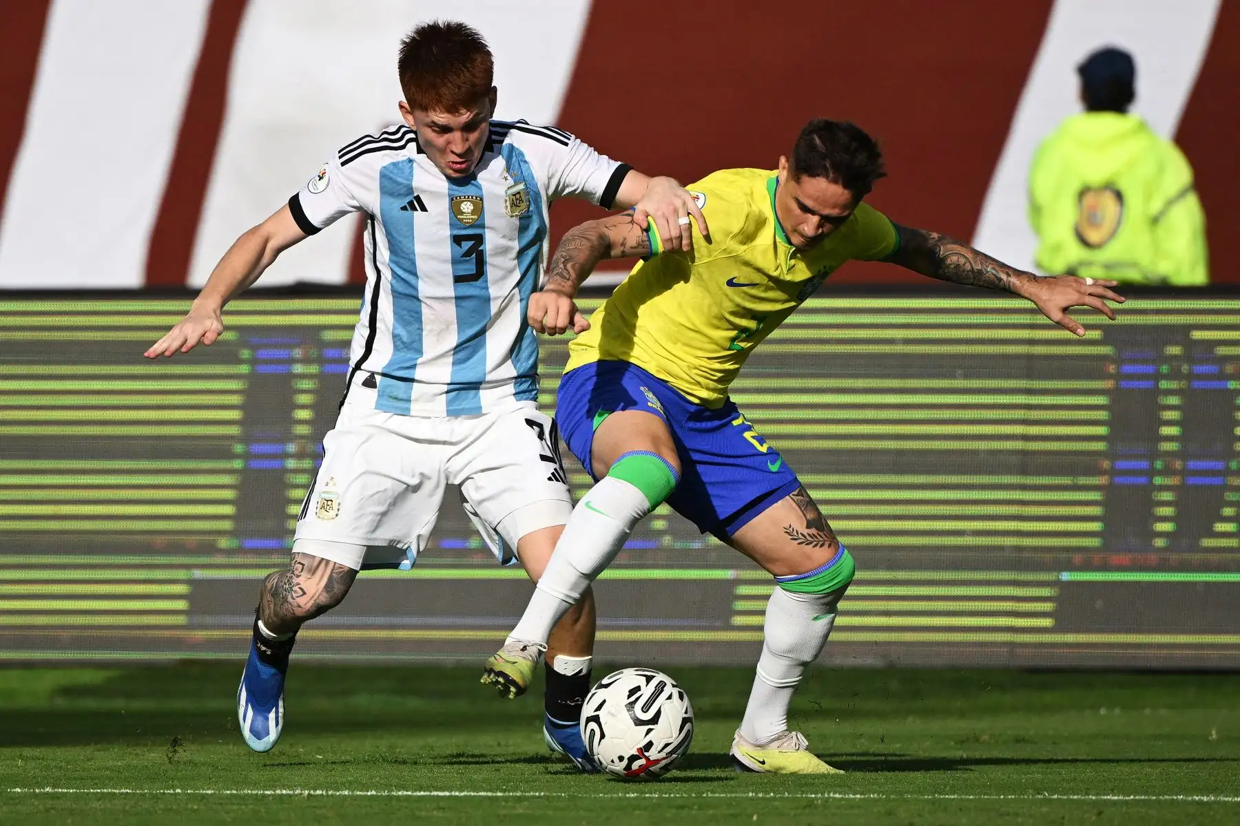 El argentino Valentin Barco  y el brasileño Khellven luchan por el balón durante el partido de fútbol del Torneo Preolímpico CONMEBOL Venezuela 2024 entre Brasil y Argentina en el estadio Brígido Iriarte de Caracas.
Foto: AFP