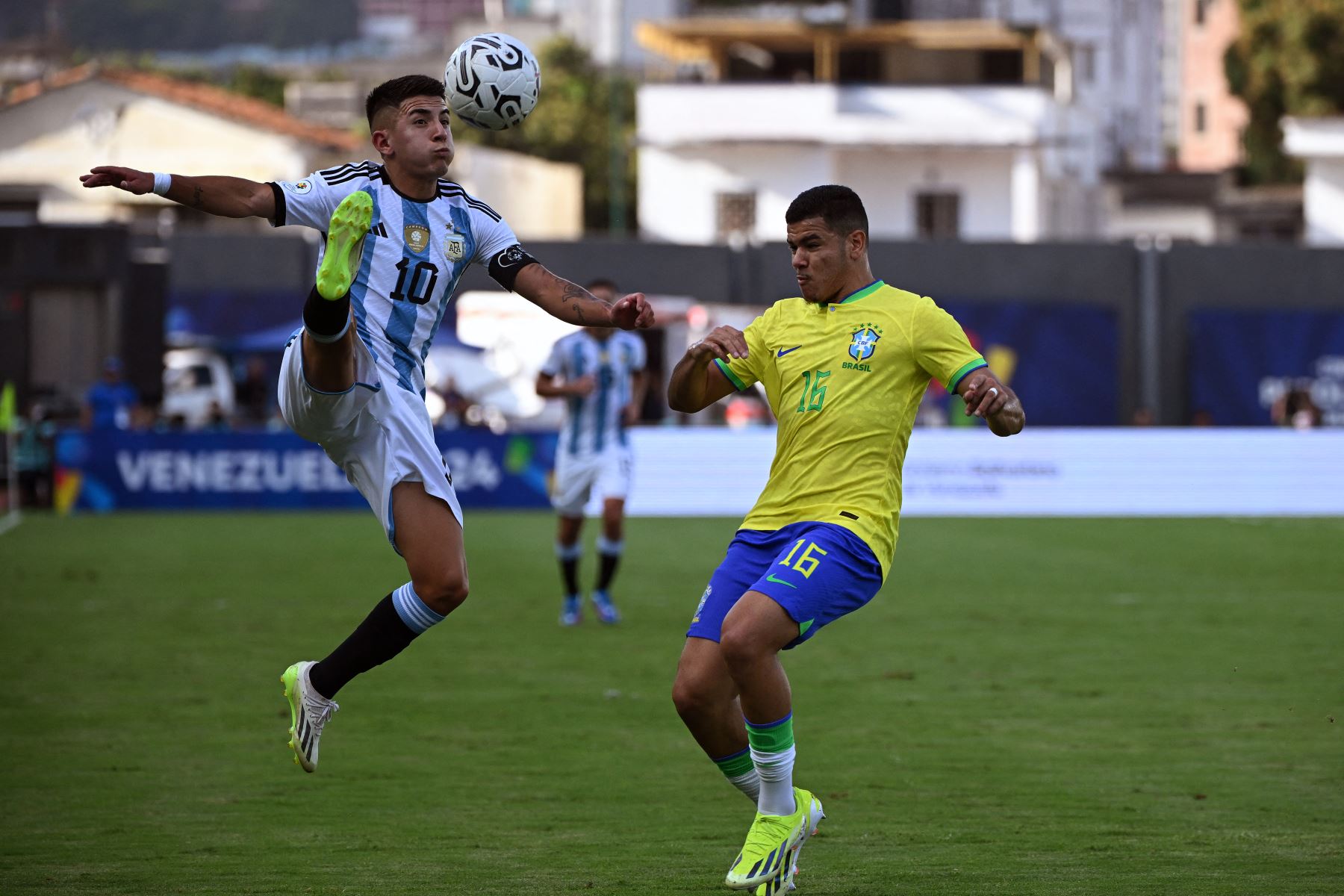 El argentino Thiago Almada y el brasileño Rikelme luchan por el balón durante el partido de fútbol del Torneo Preolímpico CONMEBOL Venezuela 2024 entre Brasil y Argentina en el estadio Brígido Iriarte de Caracas.
Foto: AFP