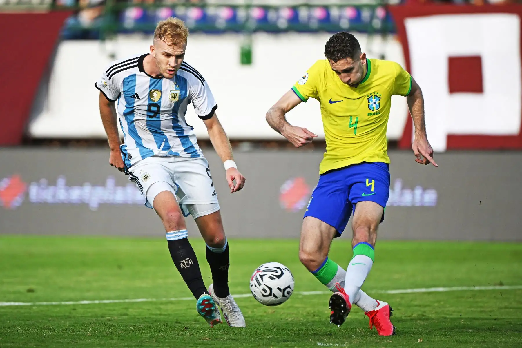 El argentino Luciano Gondou  y el brasileño Arthur Chaves luchan por el balón durante el partido de fútbol del Torneo Preolímpico CONMEBOL Venezuela 2024 entre Brasil y Argentina en el estadio Brígido Iriarte de Caracas.
Foto: AFP