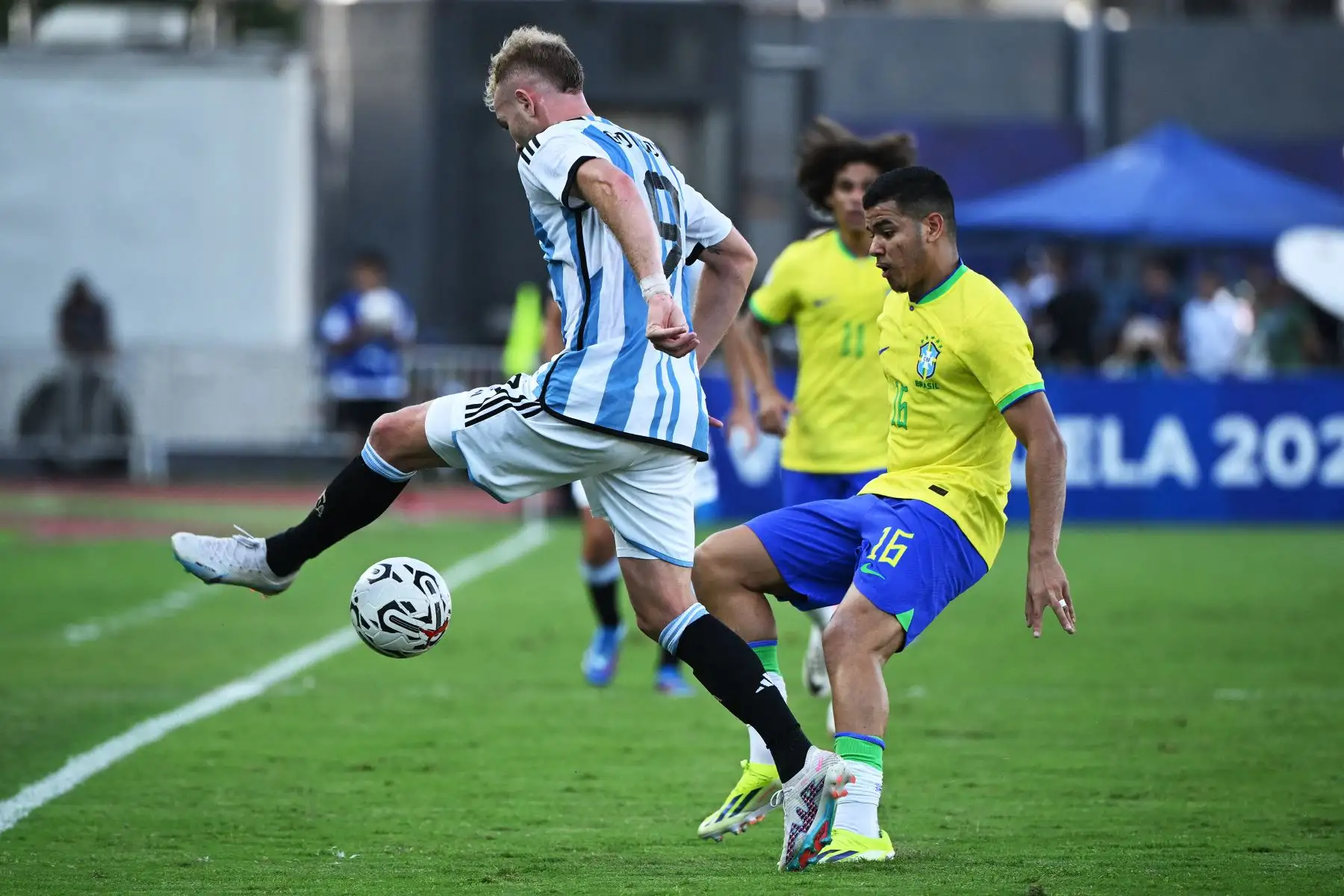 El argentino Luciano Gondou  y el brasileño Rikelme luchan por el balón durante el partido de fútbol del Torneo Preolímpico CONMEBOL Venezuela 2024 entre Brasil y Argentina en el estadio Brígido Iriarte de Caracas.
Foto: AFP