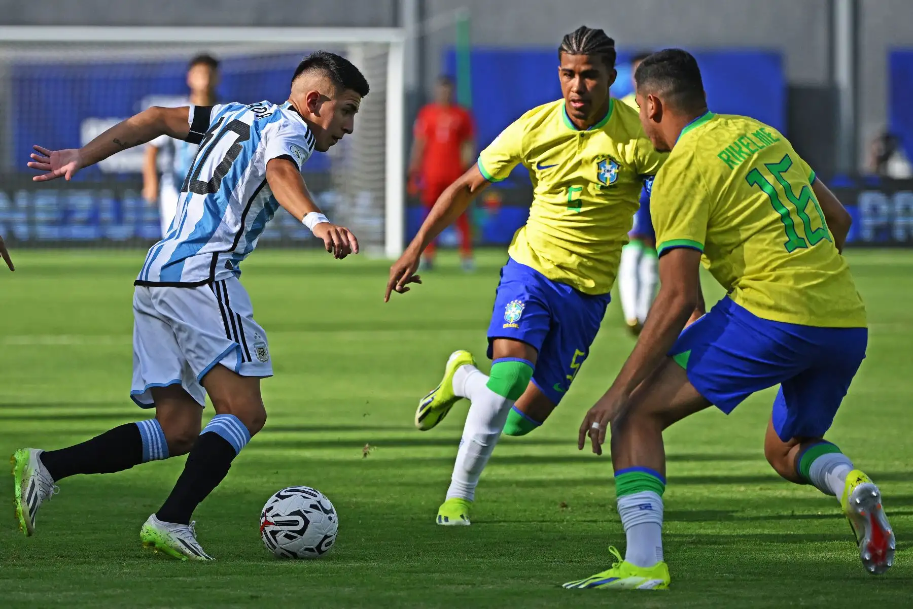 El argentino Thiago Almada controla el balón junto a los brasileños Andrey Santos y Rikelme durante el partido de fútbol del Torneo Preolímpico CONMEBOL Venezuela 2024 entre Brasil y Argentina en el estadio Brígido Iriarte de Caracas.
Foto: AFP