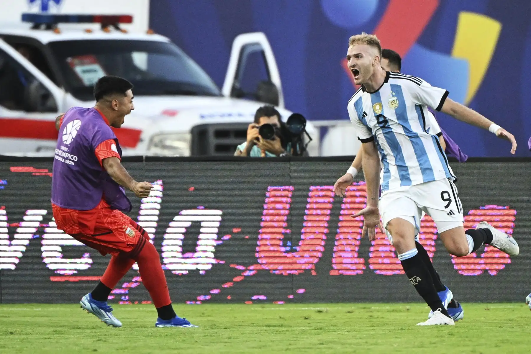El argentino Luciano Gondou celebra tras anotar durante el partido de fútbol del Torneo Preolímpico CONMEBOL Venezuela 2024 entre Brasil y Argentina en el estadio Brígido Iriarte de Caracas.
Foto: AFP