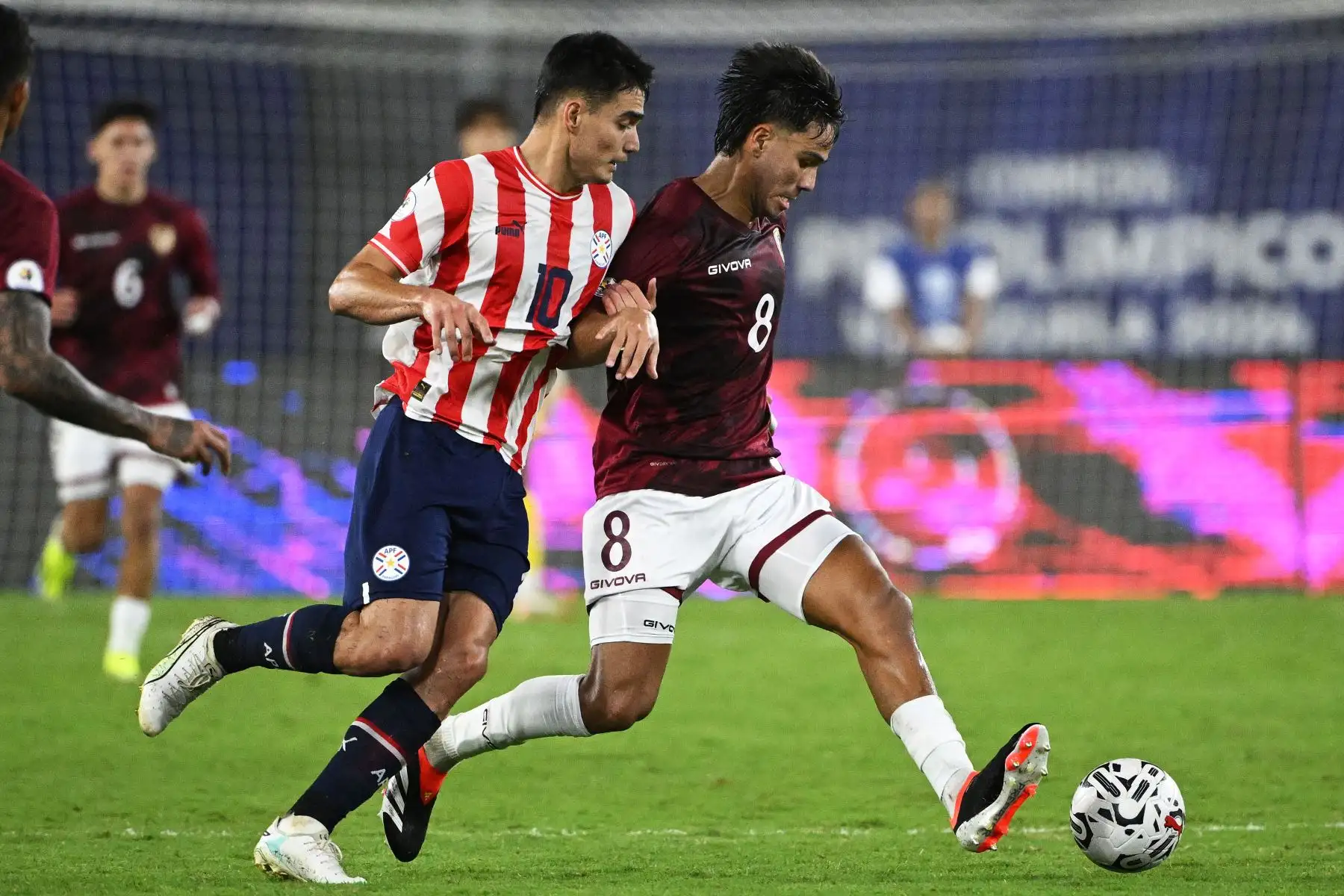 Wilder Viera de Paraguay y Telasco Segovia  de Venezuela luchan por el balón durante el partido de fútbol del Torneo Preolímpico CONMEBOL Venezuela 2024 entre Paraguay y Venezuela en el estadio Brígido Iriarte de Caracas.
Foto: AFP