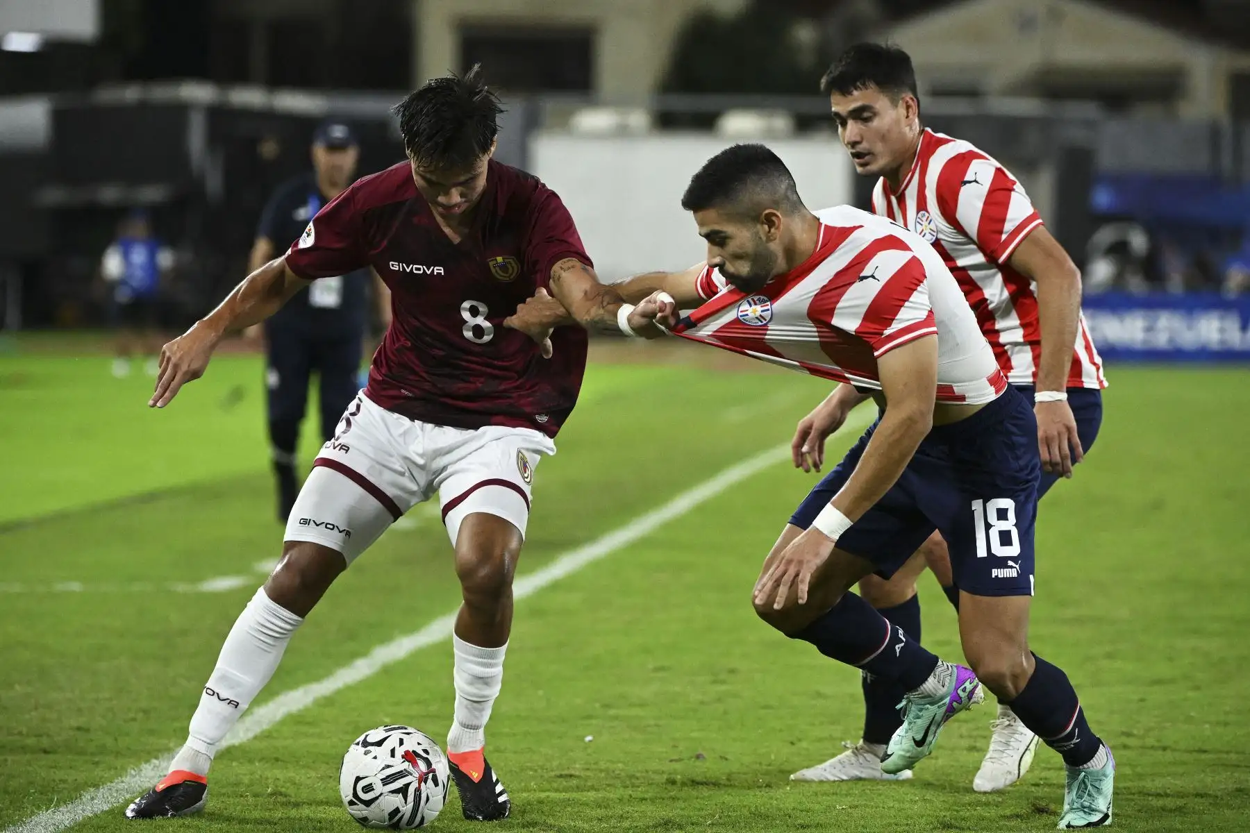 Telasco Segovia de Venezuela y Leonardo Rivas de Paraguay luchan por el balón durante el partido de fútbol del Torneo Preolímpico CONMEBOL Venezuela 2024 entre Paraguay y Venezuela en el estadio Brígido Iriarte de Caracas.
Foto: AFP