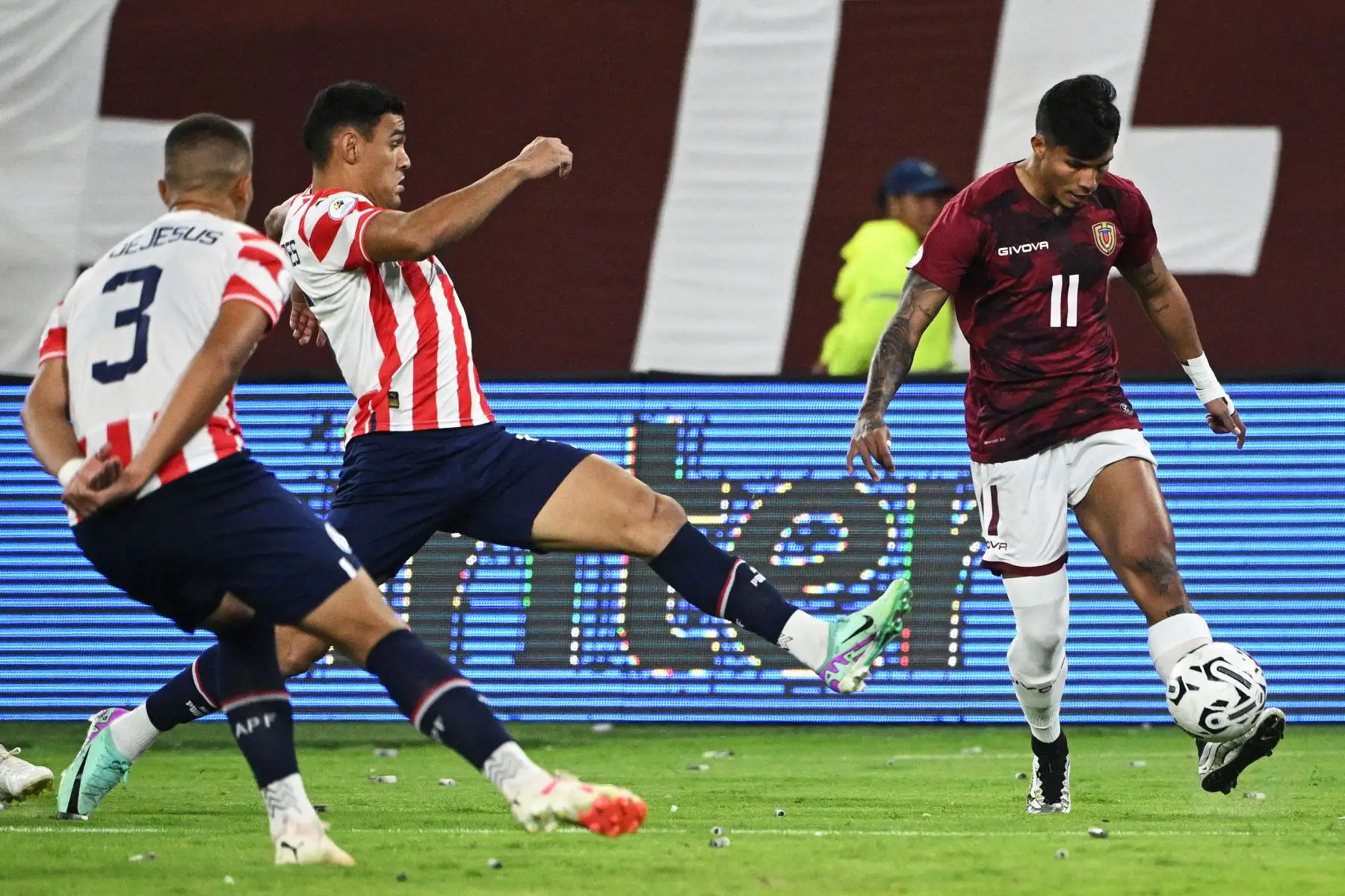 Gilberto Flores de Paraguay y Jovanny Bolívar  de Venezuela luchan por el balón durante el partido de fútbol del Torneo Preolímpico CONMEBOL Venezuela 2024 entre Paraguay y Venezuela en el estadio Brígido Iriarte de Caracas.
Foto: AFP