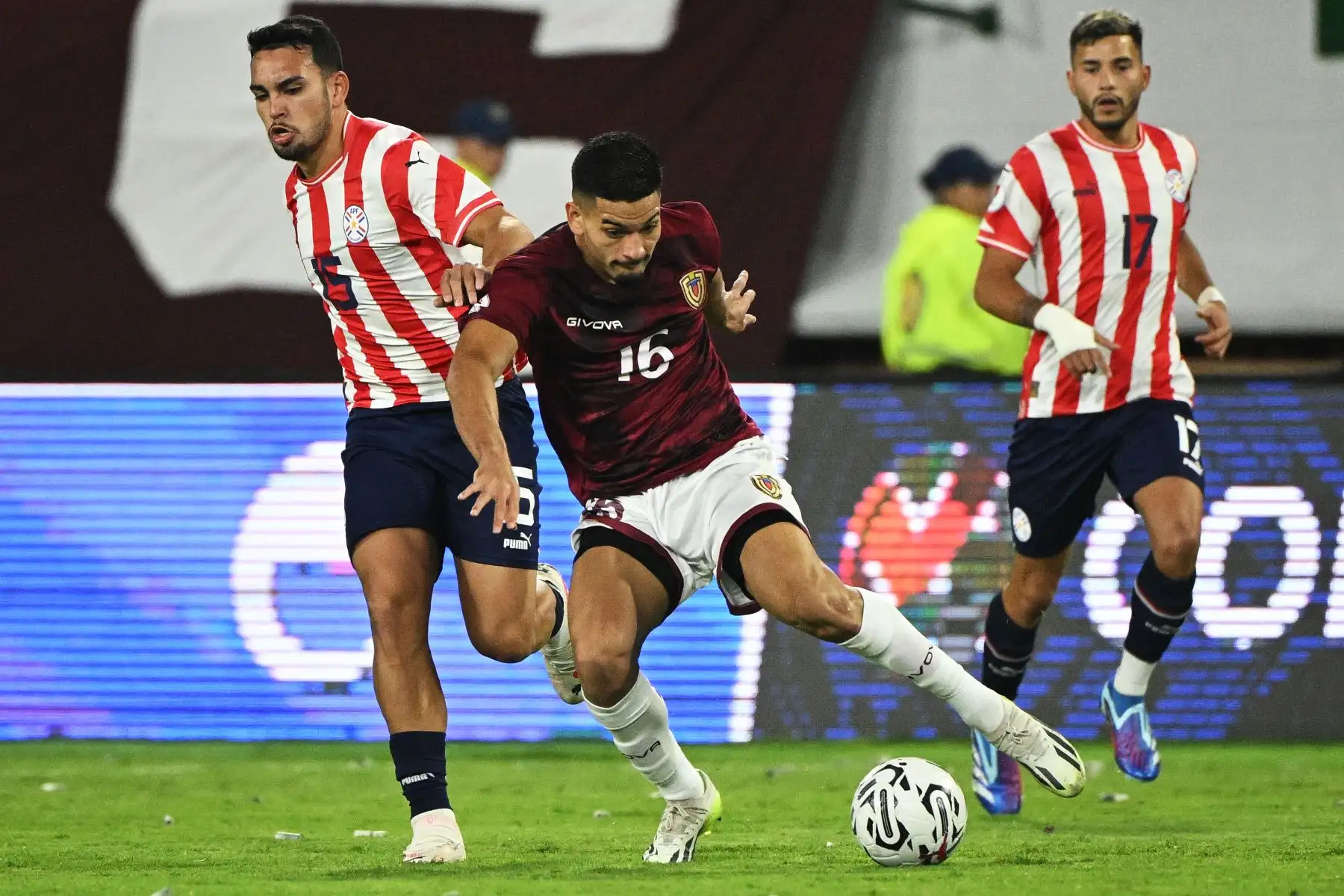 Fabrizio Peralta  de Paraguay y Renne Rivas de Venezuela luchan por el balón durante el partido de fútbol del Torneo Preolímpico CONMEBOL Venezuela 2024 entre Paraguay y Venezuela en el estadio Brígido Iriarte de Caracas.
Foto: AFP