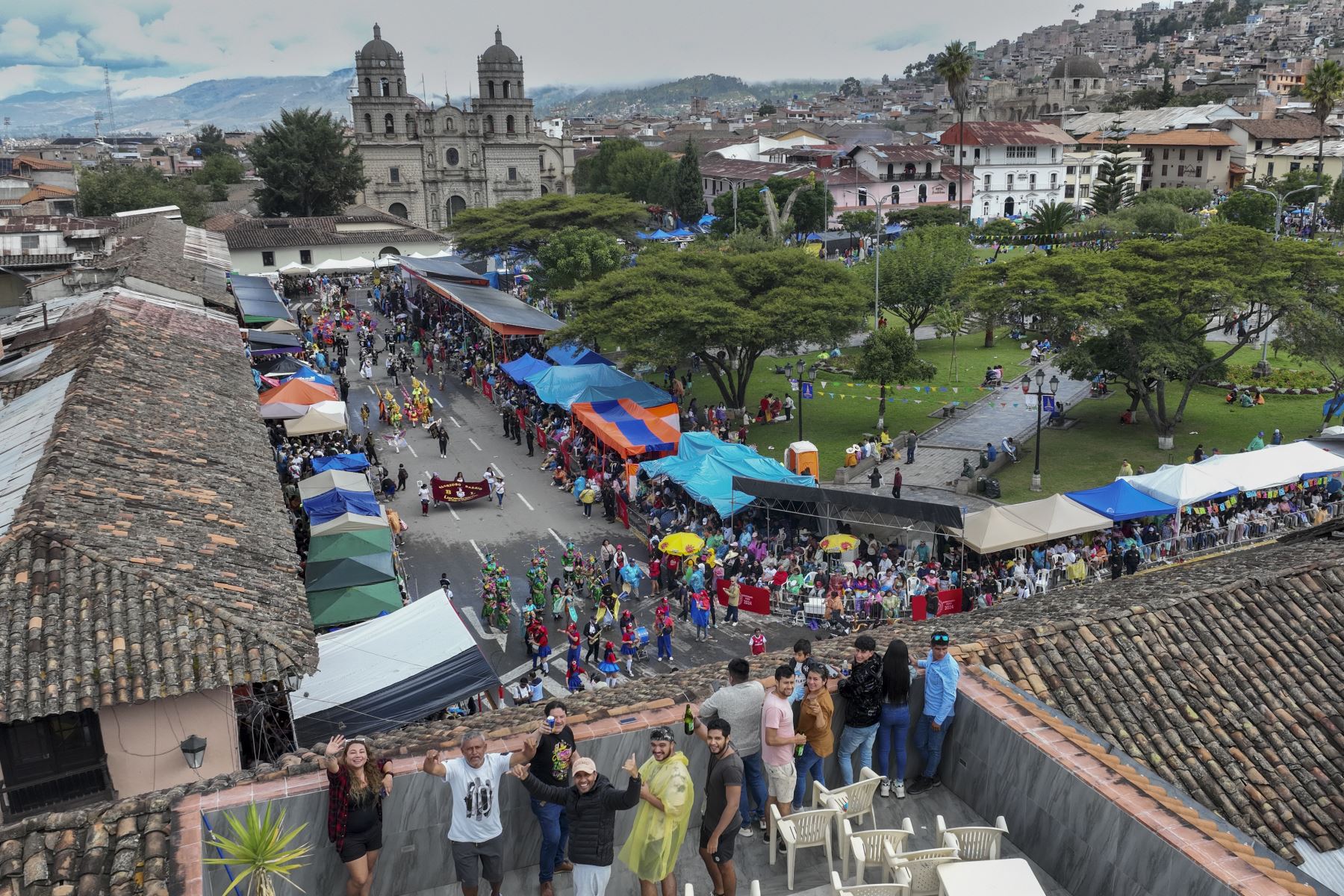 La magia del Carnaval se hizo presente una vez más en las calles de Cajamarca con el vibrante "Concurso de Patrullas y Comparsas", un espectáculo lleno de color, música y tradición que cautivó a los presentes y que ni la lluvia pudo parar.
Foto: ANDINA/Braian Reyna