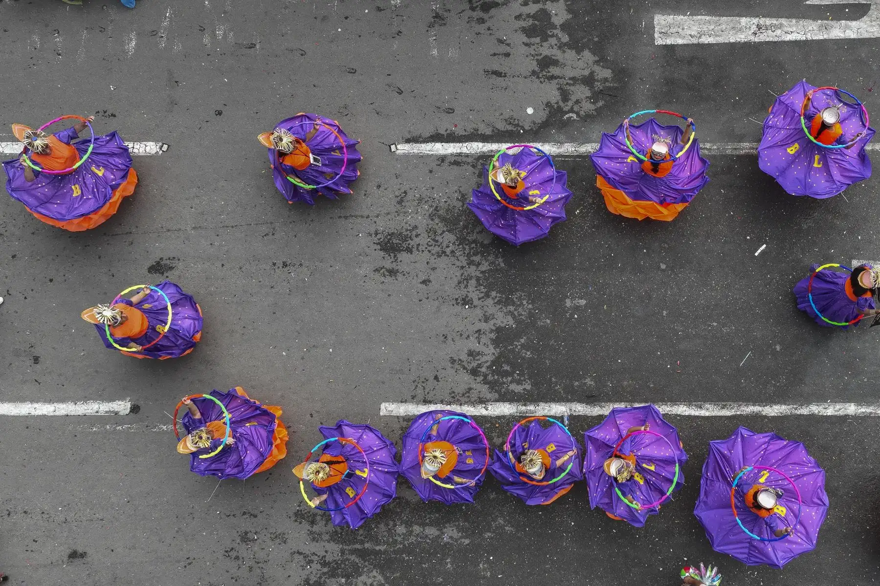 La magia del Carnaval se hizo presente una vez más en las calles de Cajamarca con el vibrante "Concurso de Patrullas y Comparsas", un espectáculo lleno de color, música y tradición que cautivó a los presentes y que ni la lluvia pudo parar.
Foto: ANDINA/Braian Reyna