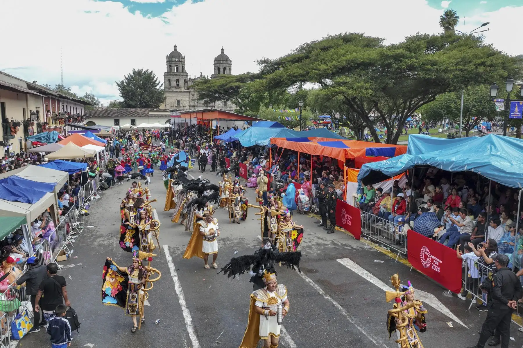 La magia del Carnaval se hizo presente una vez más en las calles de Cajamarca con el vibrante "Concurso de Patrullas y Comparsas", un espectáculo lleno de color, música y tradición que cautivó a los presentes y que ni la lluvia pudo parar.
Foto: ANDINA/Braian Reyna